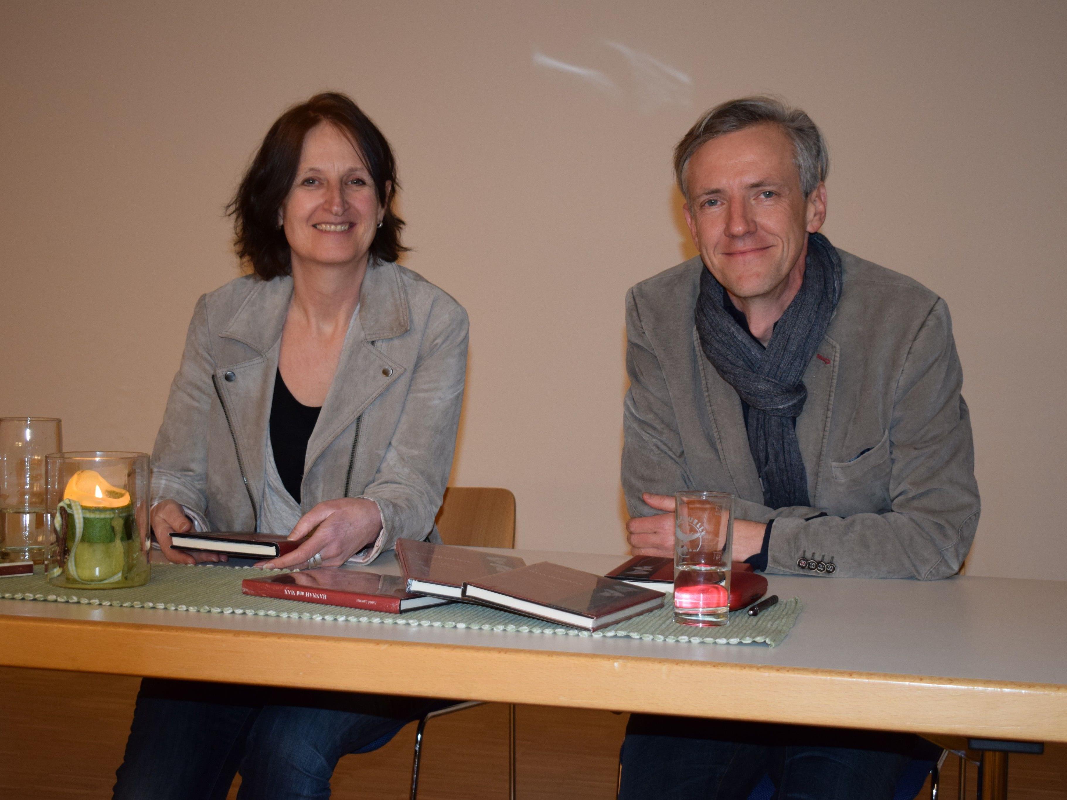 Gotthard Bilgeri und Astrid Lammer lassen aus dem Erstlingswerk der Autorin. 