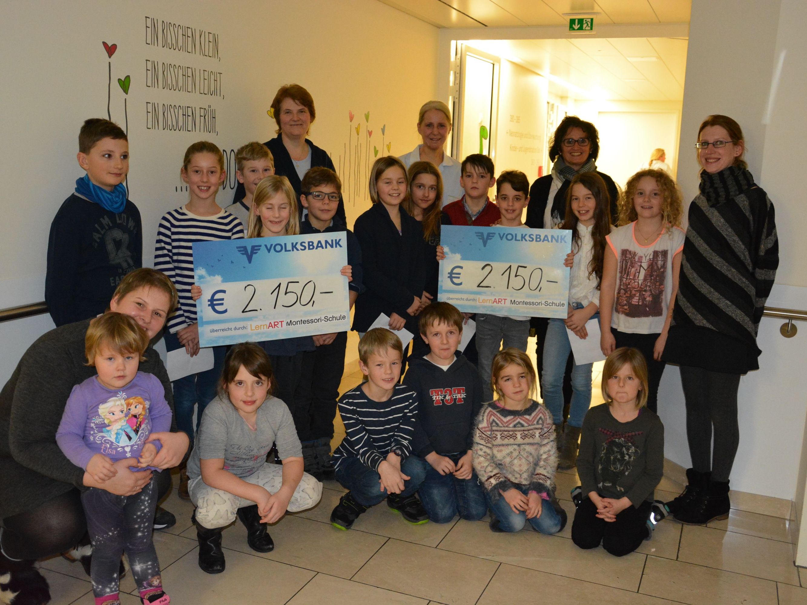 Die LernARTkinder mit Schulleiterin Sonja Walser, den Pädagoginnen Daniela Grube und Enikö Gáspár, SR Brigitte Sperger (KH Dornbirn) und Brigitte Wilfing, Obfrau der Kinder-Krebs-Hilfe („Außenstelle“ Vorarlberg) Die LernARTkinder mit Schulleiterin Sonja Walser, den Pädagoginnen Daniela Grube und Enikö Gáspár, SR Brigitte Sperger (KH Dornbirn) und Brigitte Wilfing, Obfrau der Kinder-Krebs-Hilfe („Außenstelle“ Vorarlberg)