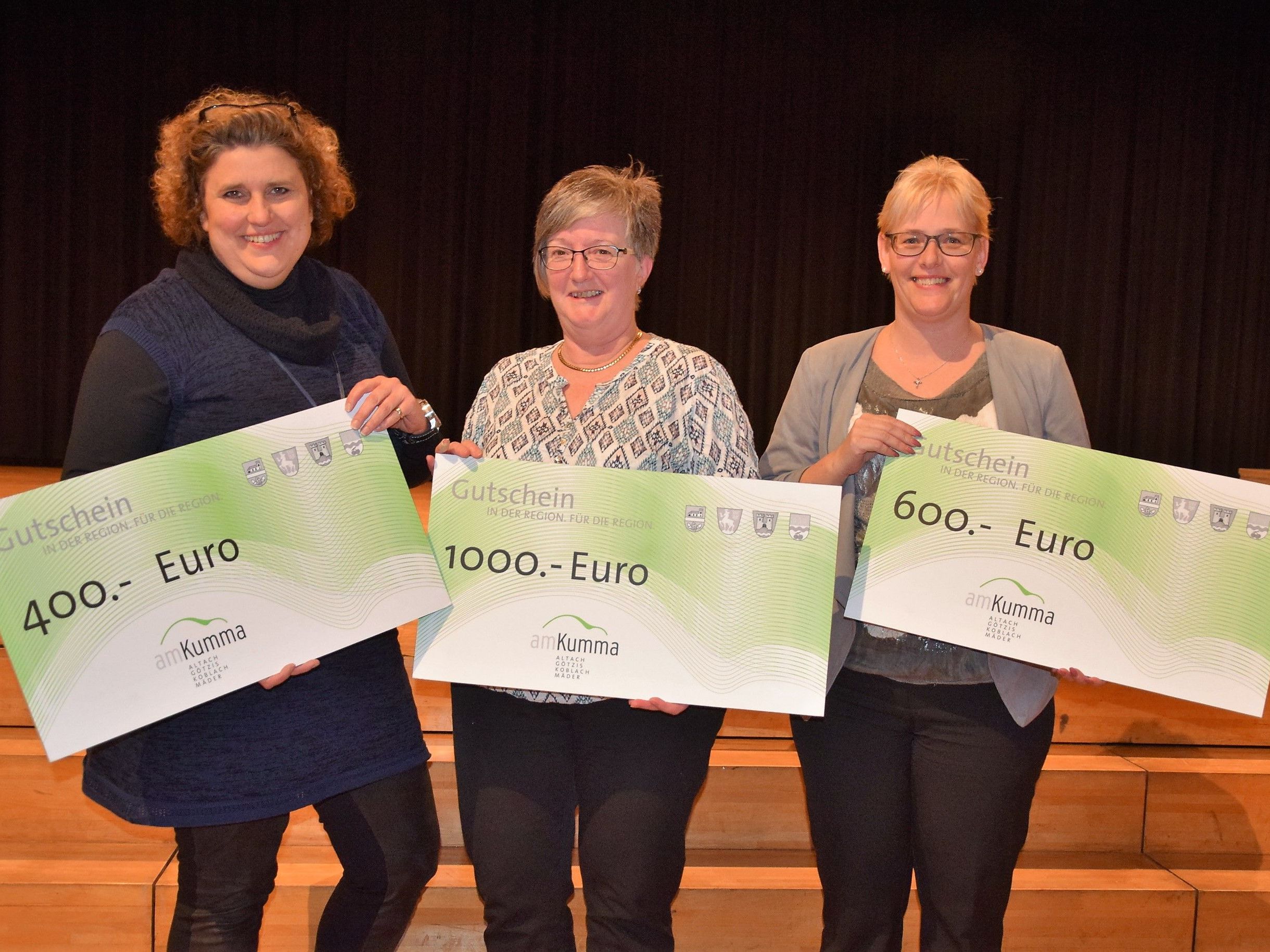 Strahlende Gesichter der Gewinner der Hauptpreise: v.l. Mama von Björn Studer aus Götzis, Yvonne Ender aus Koblach und Maria Wehinger aus Altach Strahlende Gesichter der Gewinner der Hauptpreise: v.l. Mama von Björn Studer aus Götzis, Yvonne Ender aus Koblach und Maria Wehinger aus Altach