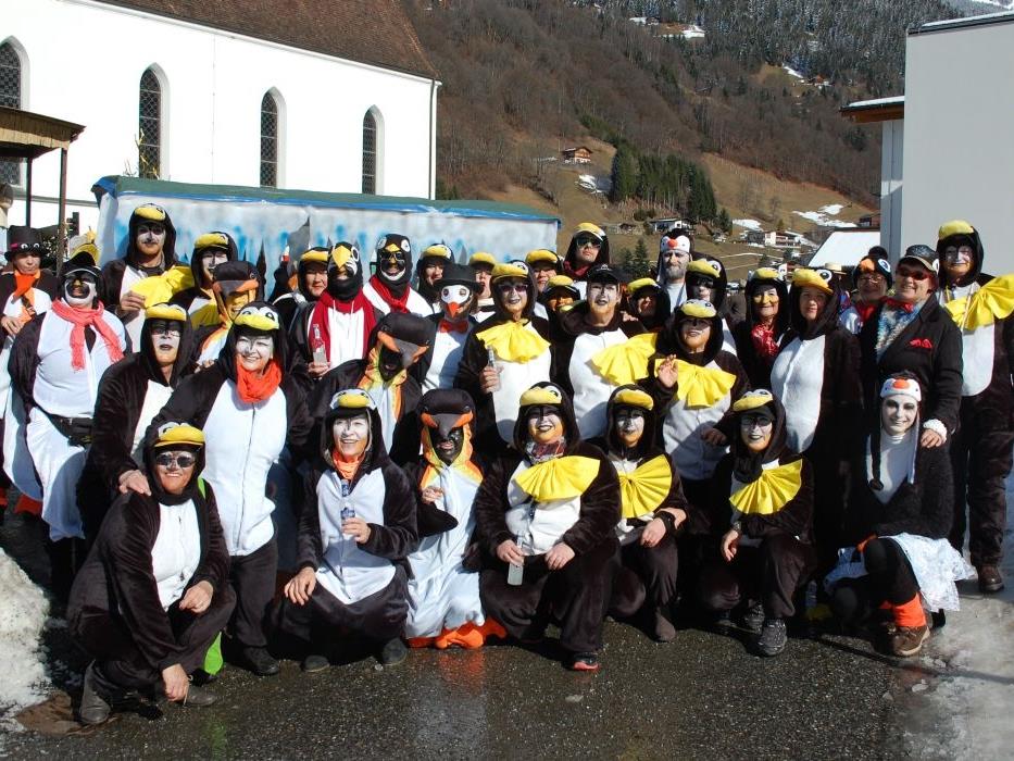 Die Line-Dancer hatten sich dieses Jahr den Pinguin als Verkleidung gewählt.