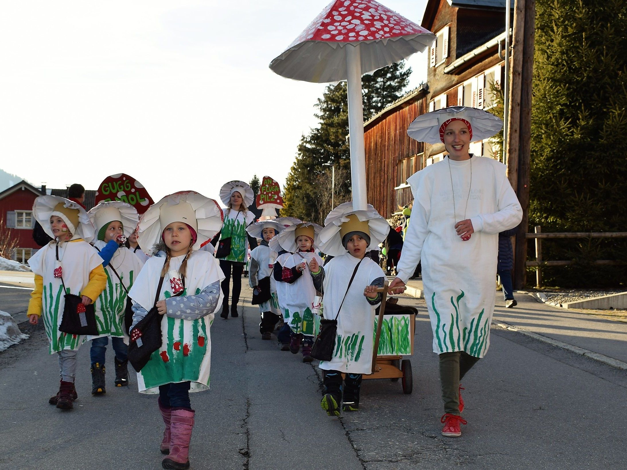 Als originelle Fliegenpilze waren die Kleinen vom Kindergarten beim Umzug dabei. Als originelle Fliegenpilze waren die Kleinen vom Kindergarten beim Umzug dabei.