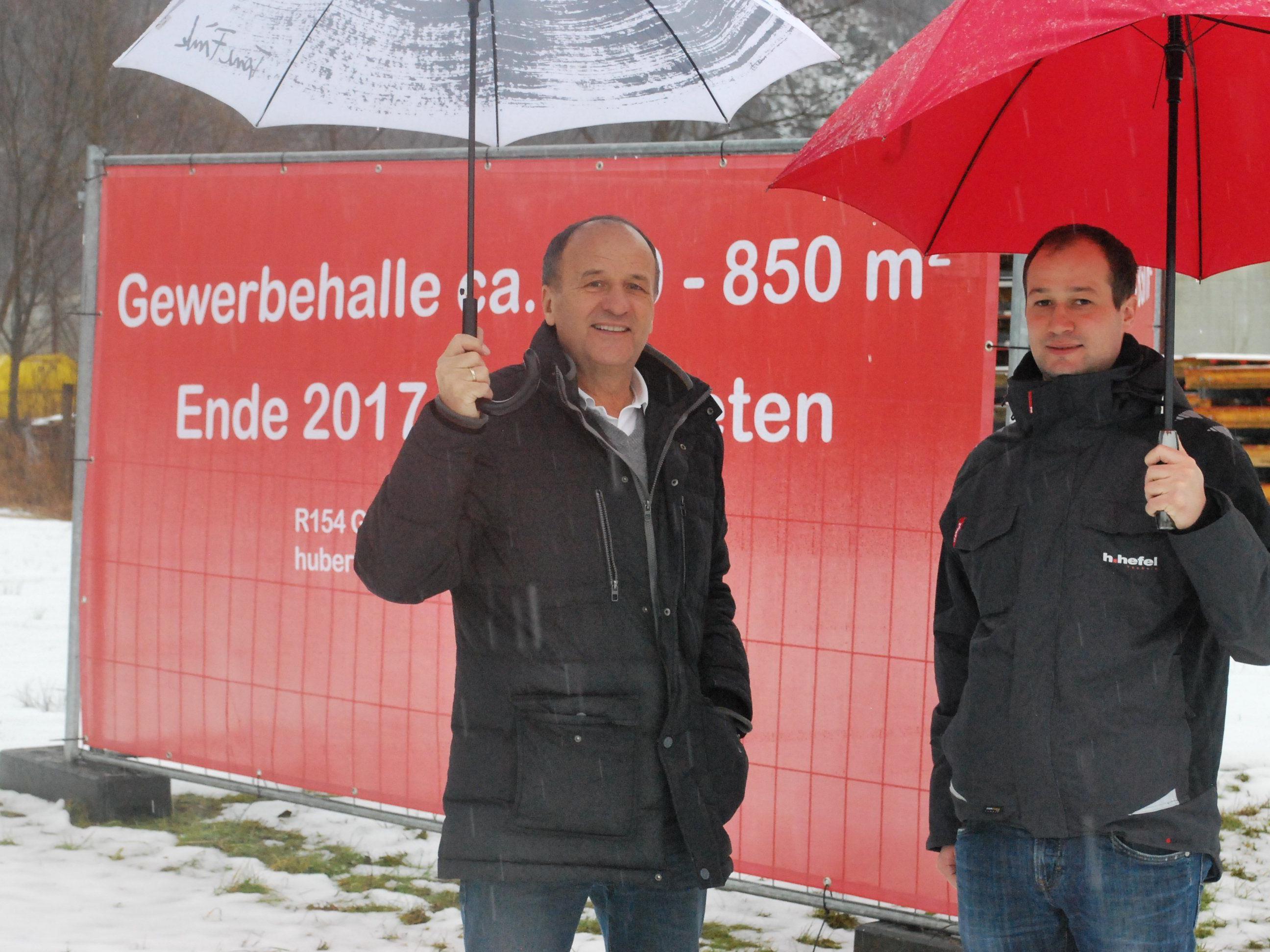 Hubert Hefel, Simon Hefel von R 154 GmbH. bei der Besichtigung des Areals (vl)