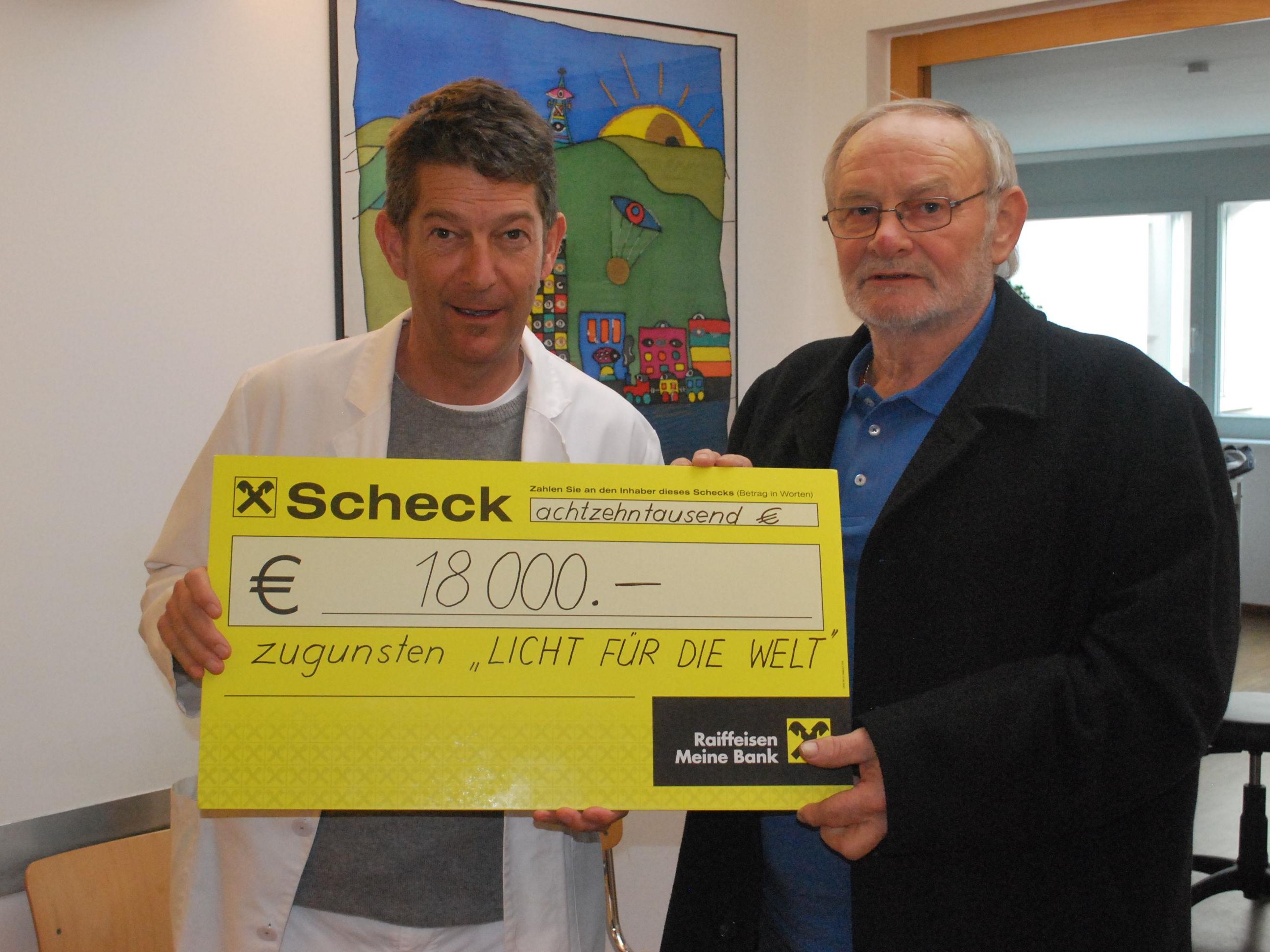 Josef Hämmerle (r) und Christian Seifert bei der Spendenübergabe.