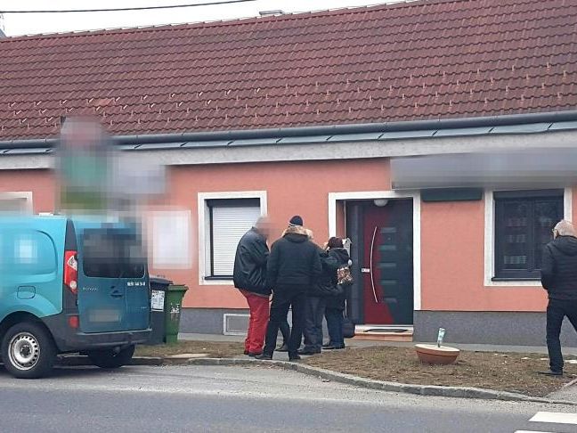 Ein 36-jähriger Mann soll seinen 55-jährigen Vater und seine 52-jährige Stiefmutter mit einem Messer getötet haben. Ein 36-jähriger Mann soll seinen 55-jährigen Vater und seine 52-jährige Stiefmutter mit einem Messer getötet haben.