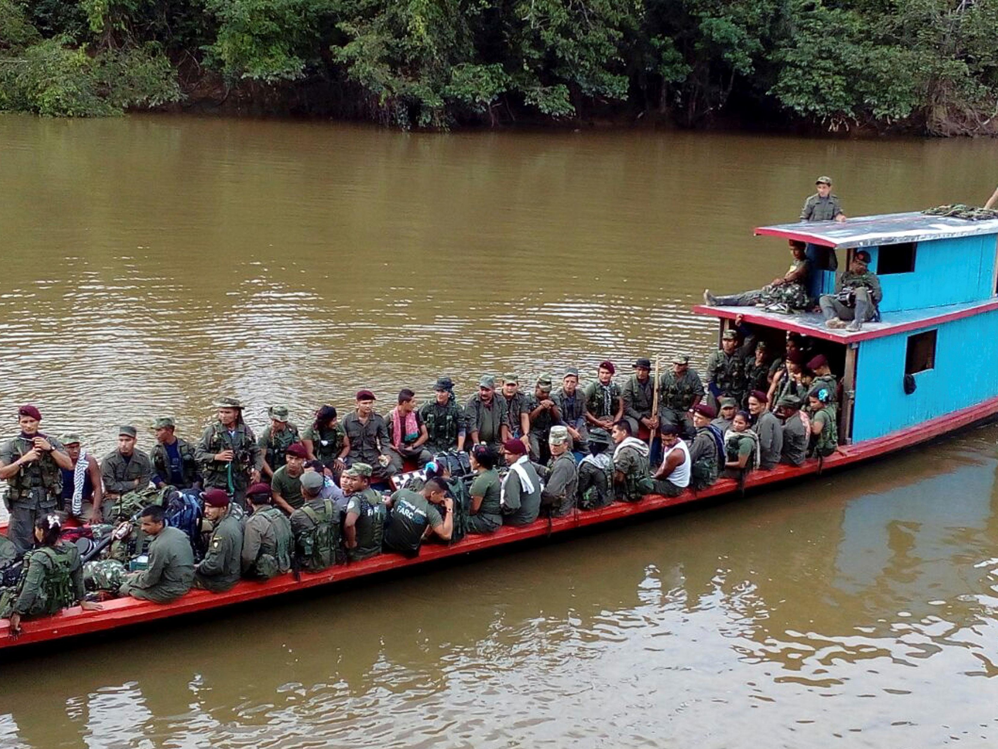 FARC-Rebellen geben ihre Waffen ab.
