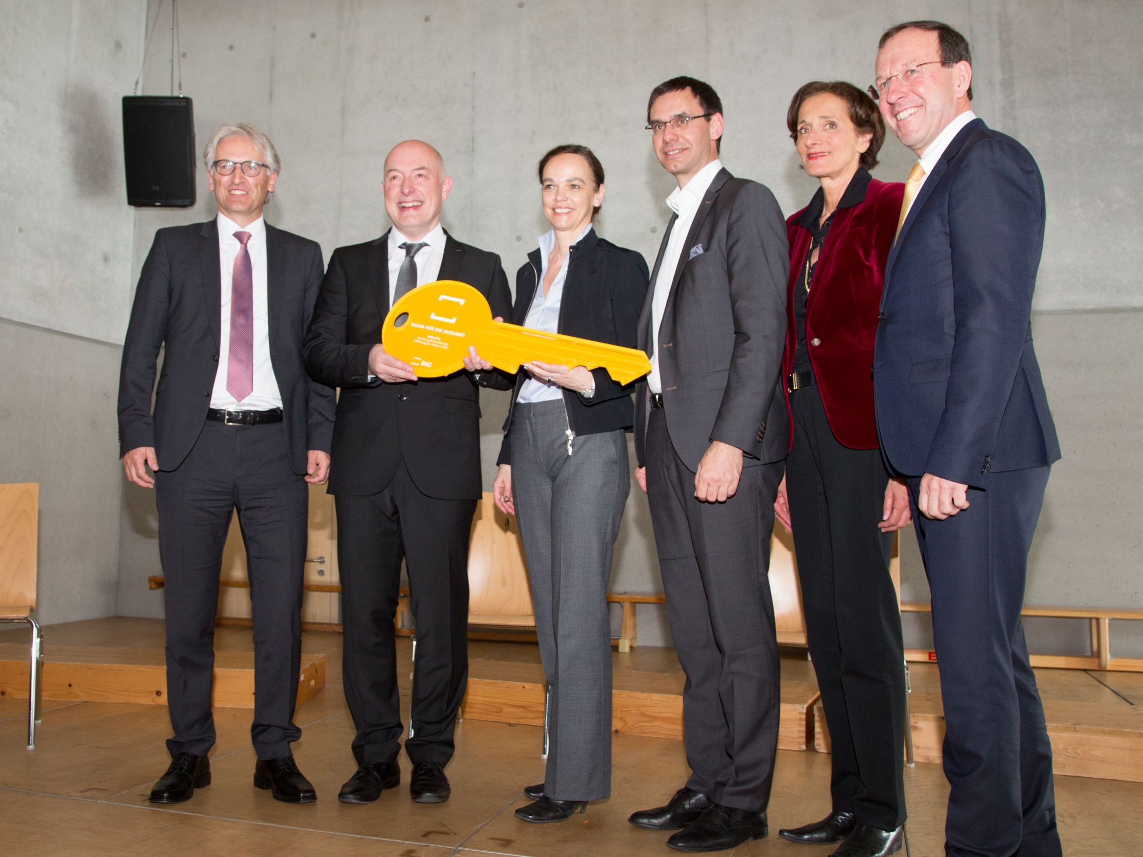 Bgm. Paul Sutterlüty, Direktor Ariel Lang, Ministerin Sonja Hammerschmid, LH Markus Wallner, LR Bernadette Mennel und BIG-GF Wolfgang Gleissner bei der Schlüsselübergabe.