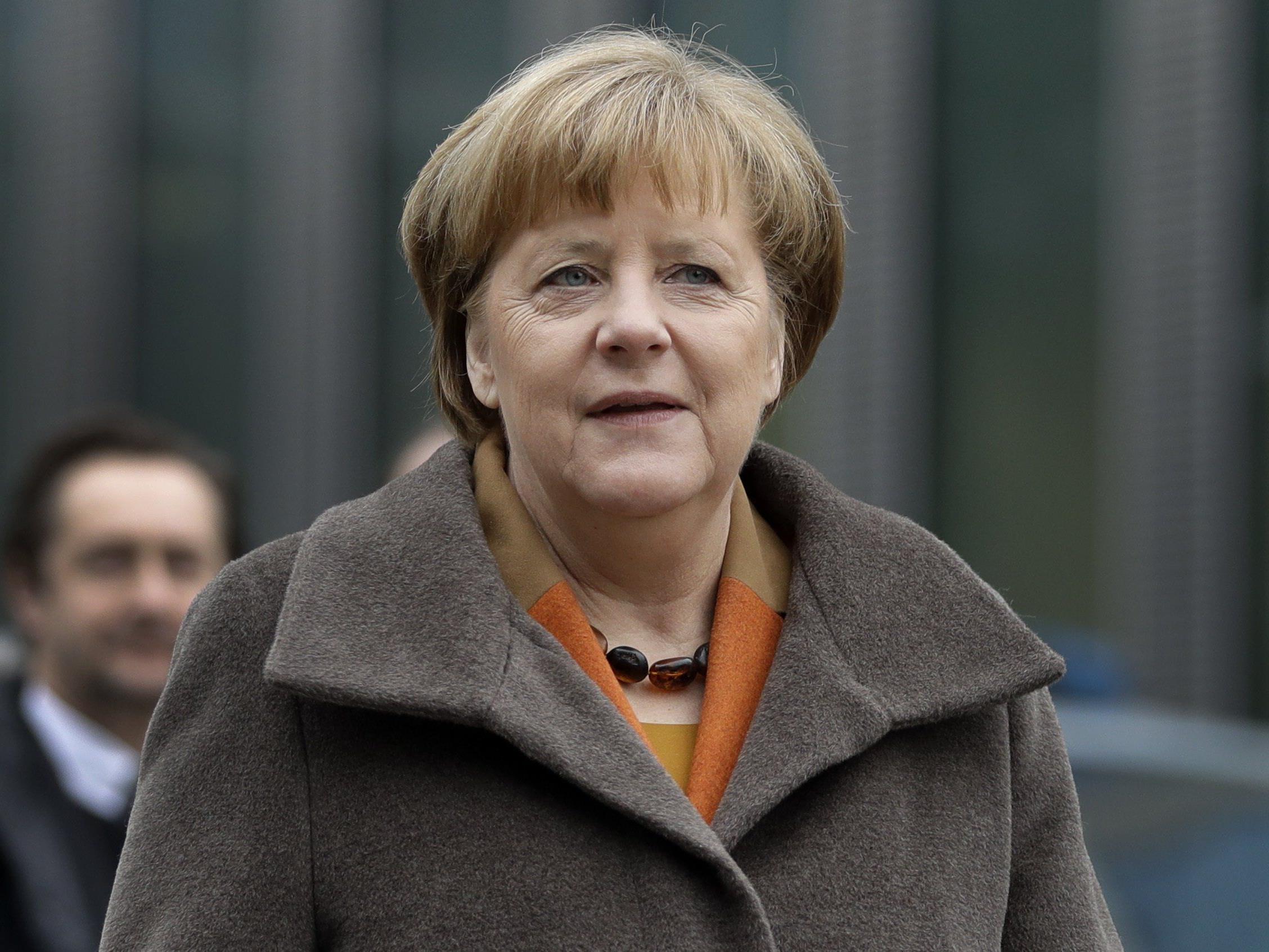 Die Spitzen der beiden Unionsparteien haben nach langem Zögern auf CSU-Seite Angela Merkel zur gemeinsamen Kanzlerkandidatin für die deutsche Bundestagswahl im September erklärt.