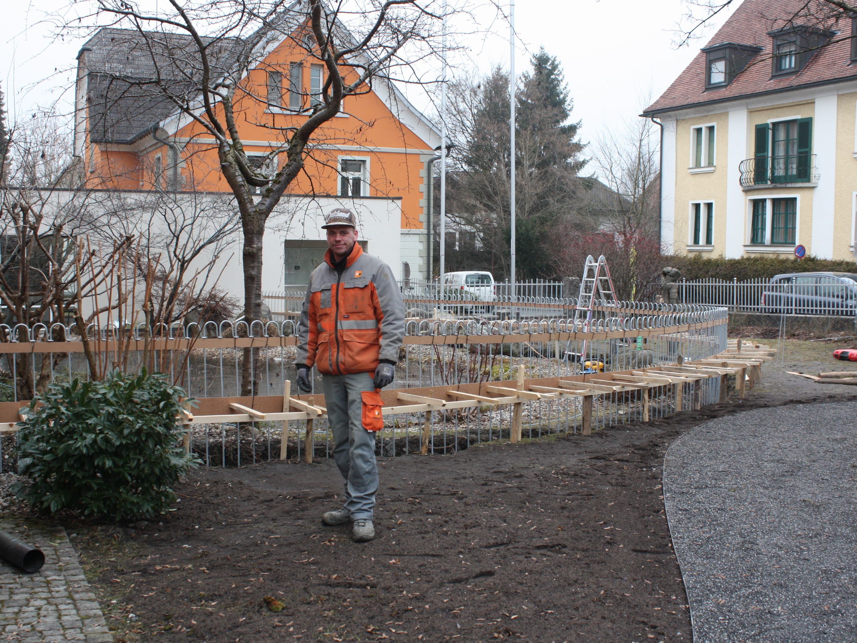 Die Gemeindearbeiter sind derzeit damit beschäftigt, einen Zaun um den Teich beim Rathaus zu errichten. Die Gemeindearbeiter sind derzeit damit beschäftigt, einen Zaun um den Teich beim Rathaus zu errichten.