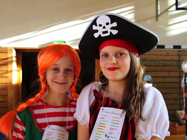 Johanna und Nadalina hatten viel Spaß an den verschiedenen Spielestationen in der Volksschul-Turnhalle. Johanna und Nadalina hatten viel Spaß an den verschiedenen Spielestationen in der Volksschul-Turnhalle.