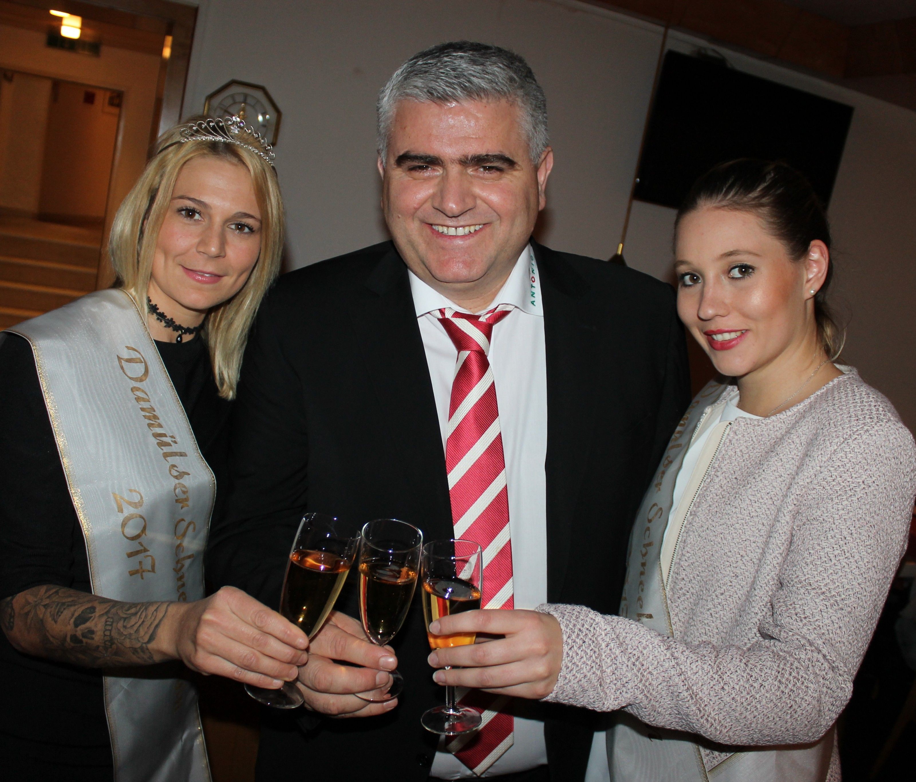 Die Damülser Schneekönigin 2017 freute sich mit ihrer Prinzessin Jaqueline Ritsch sehr über die Einladung ins Ristorante Antonio nach Bludenz Die Damülser Schneekönigin 2017 freute sich mit ihrer Prinzessin Jaqueline Ritsch sehr über die Einladung ins Ristorante Antonio nach Bludenz