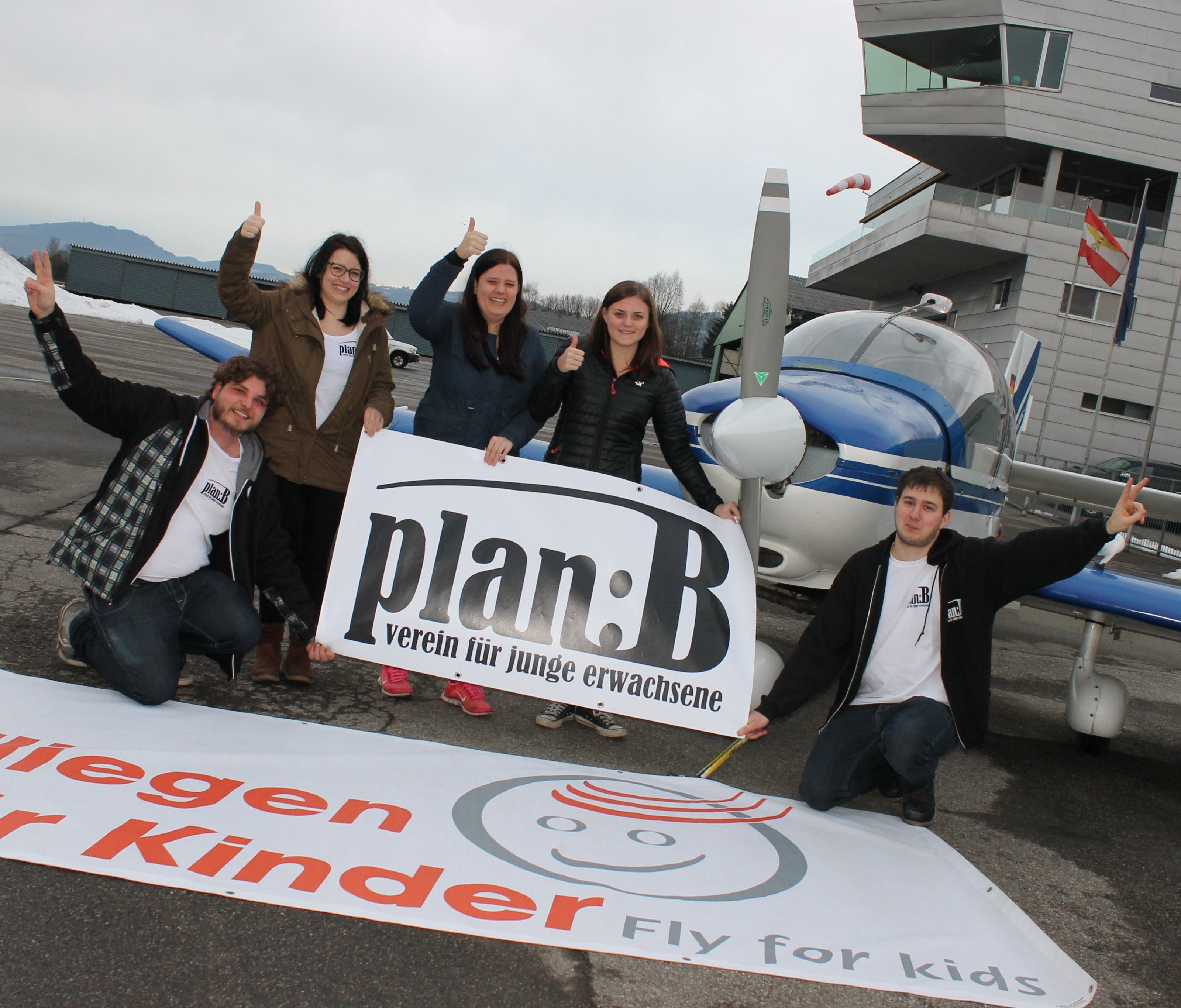 Der PlanB-Vorstand hat einen eigenen Kinderflugtag in Vorbereitung und möchte damit zahlreichen Kindern und Jugendlichen den lang ersehnten Wunsch vom Fliegen erfüllen. Der PlanB-Vorstand hat einen eigenen Kinderflugtag in Vorbereitung und möchte damit zahlreichen Kindern und Jugendlichen den lang ersehnten Wunsch vom Fliegen erfüllen.