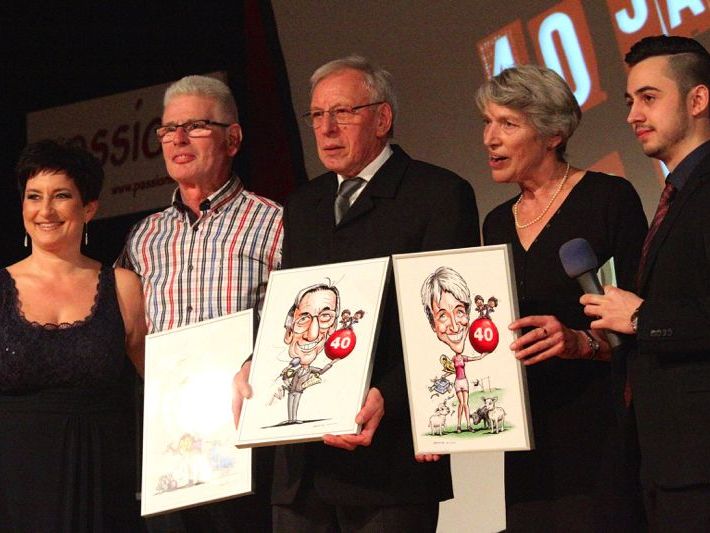 Eugen Scherrer, Adi Moser und Maria Fiel erhielten eine Karikatur und wurden für ihren Einsatz von den Moderatoren Melanie und Raphael verdankt. Eugen Scherrer, Adi Moser und Maria Fiel erhielten eine Karikatur und wurden für ihren Einsatz von den Moderatoren Melanie und Raphael verdankt.