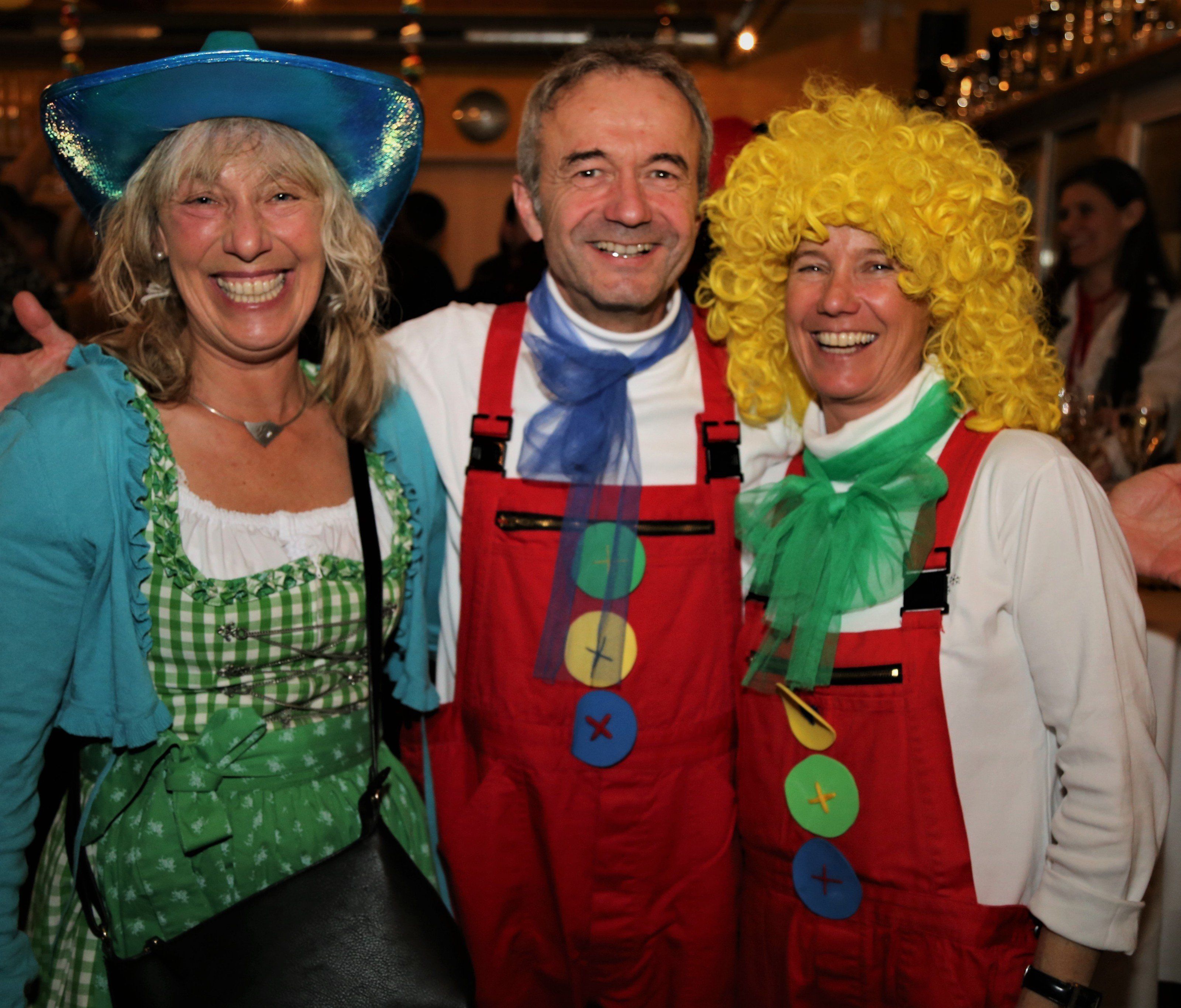 Ulli, Markus und Irene kamen im passenden Outfit zum SC-Tisis-Ball ins Clubheim. Ulli, Markus und Irene kamen im passenden Outfit zum SC-Tisis-Ball ins Clubheim.