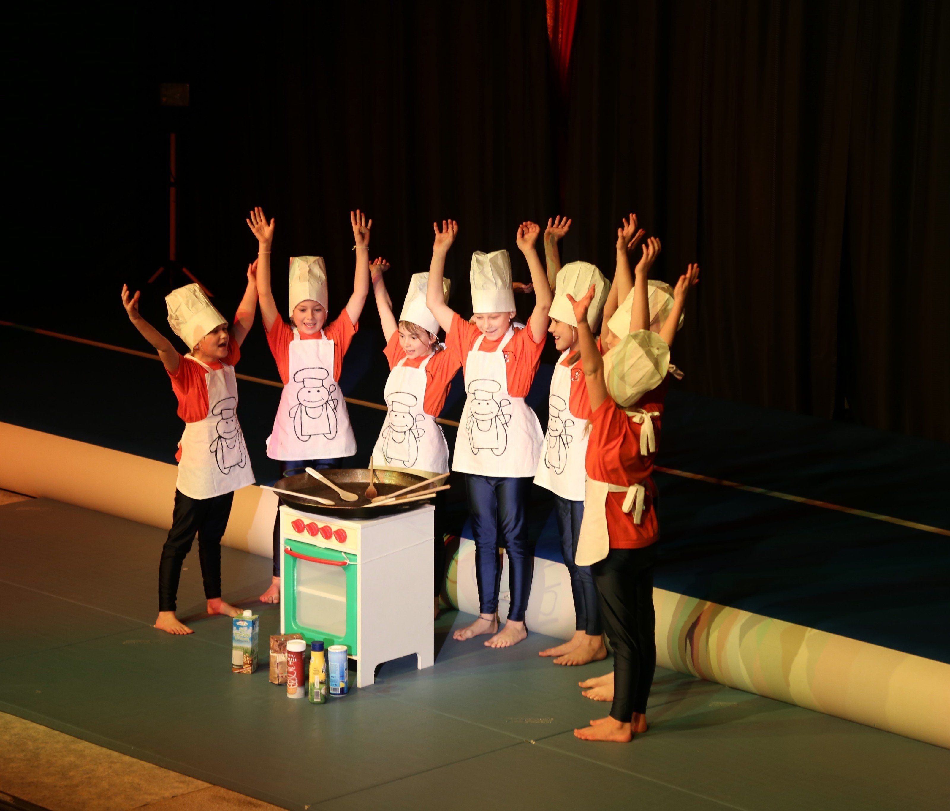 „An ghöriga Riebl git’s bloß bi dr Mama“: Jungköche zeigten akrobatische Einlagen beim Riebel-Kochen. „An ghöriga Riebl git’s bloß bi dr Mama“: Jungköche zeigten akrobatische Einlagen beim Riebel-Kochen.