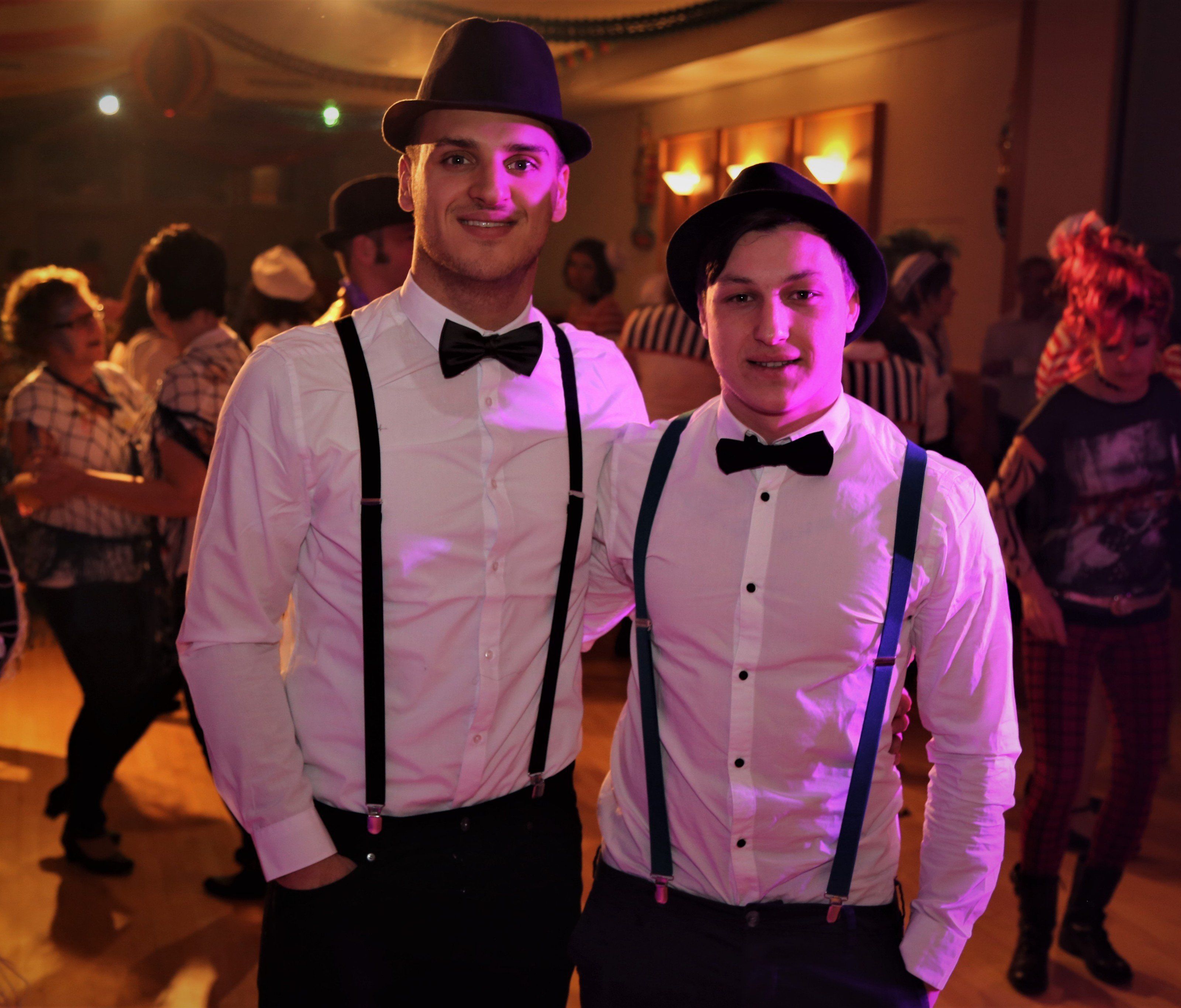 Dominic und Dominic beim Bresner Faschingsball unter dem Motto "Typisch Hamburg". Dominic und Dominic beim Bresner Faschingsball unter dem Motto "Typisch Hamburg".