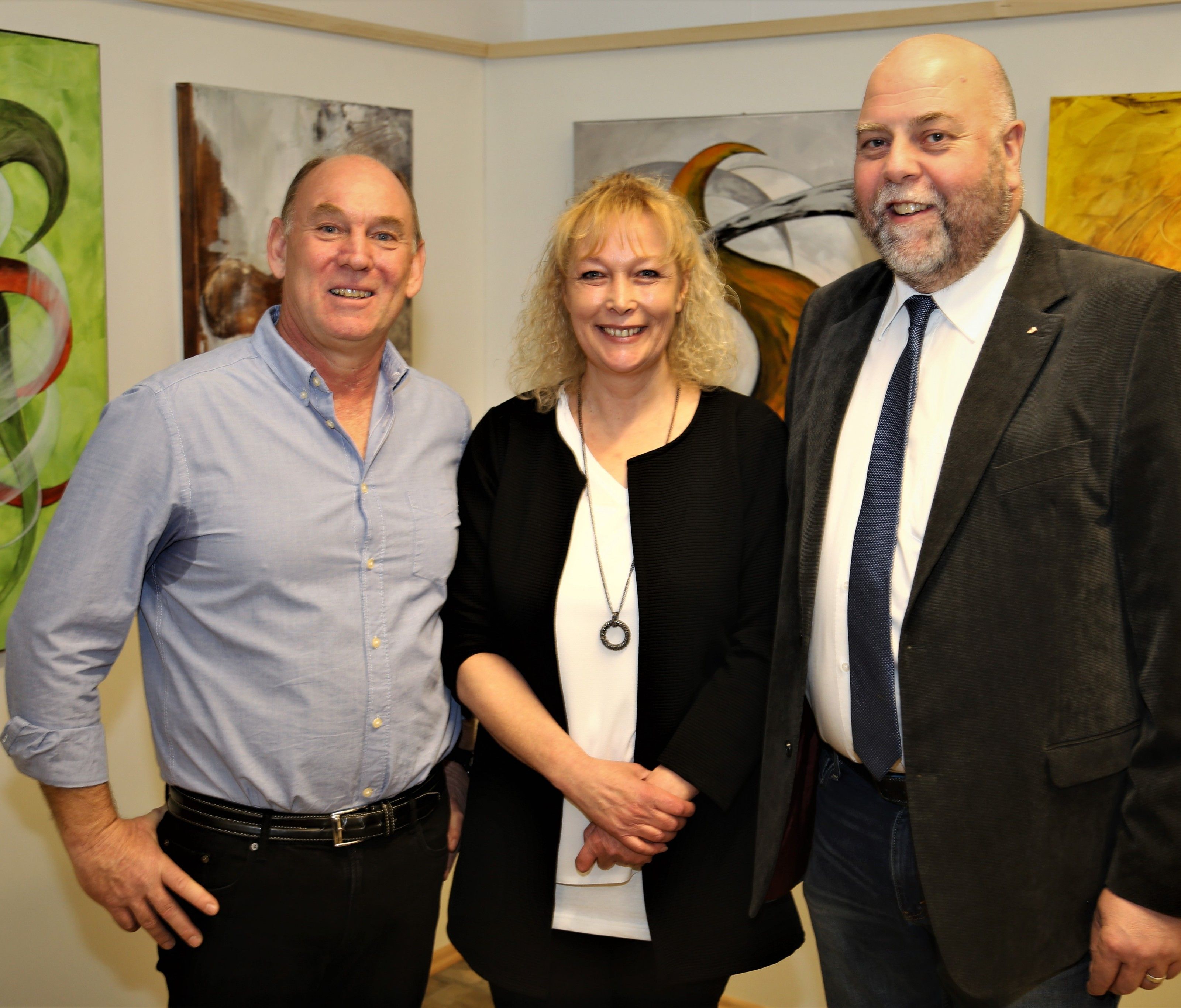 Brigitte Tagwercher mit Gatte Walter (l.) und Bürgermeister Thomas Pinter bei der Vernissage im Klubheim. Brigitte Tagwercher mit Gatte Walter (l.) und Bürgermeister Thomas Pinter bei der Vernissage im Klubheim.