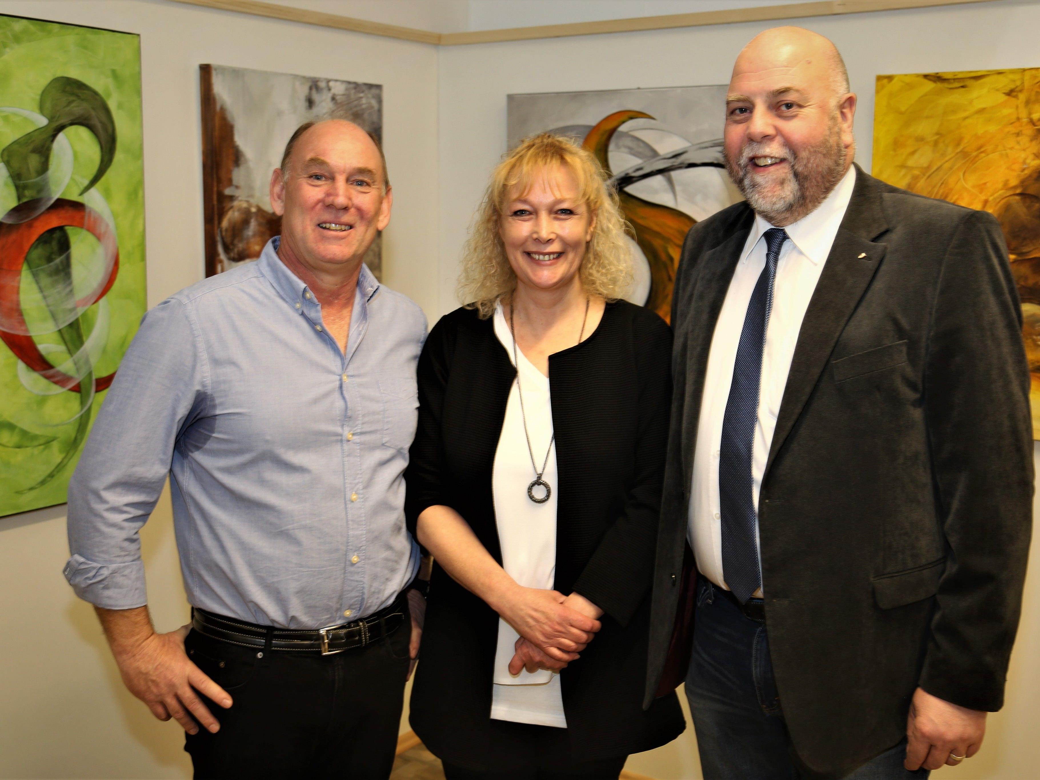 Brigitte Tagwercher mit Gatte Walter (l.) und Bürgermeister Thomas Pinter bei der Vernissage im Klubheim.