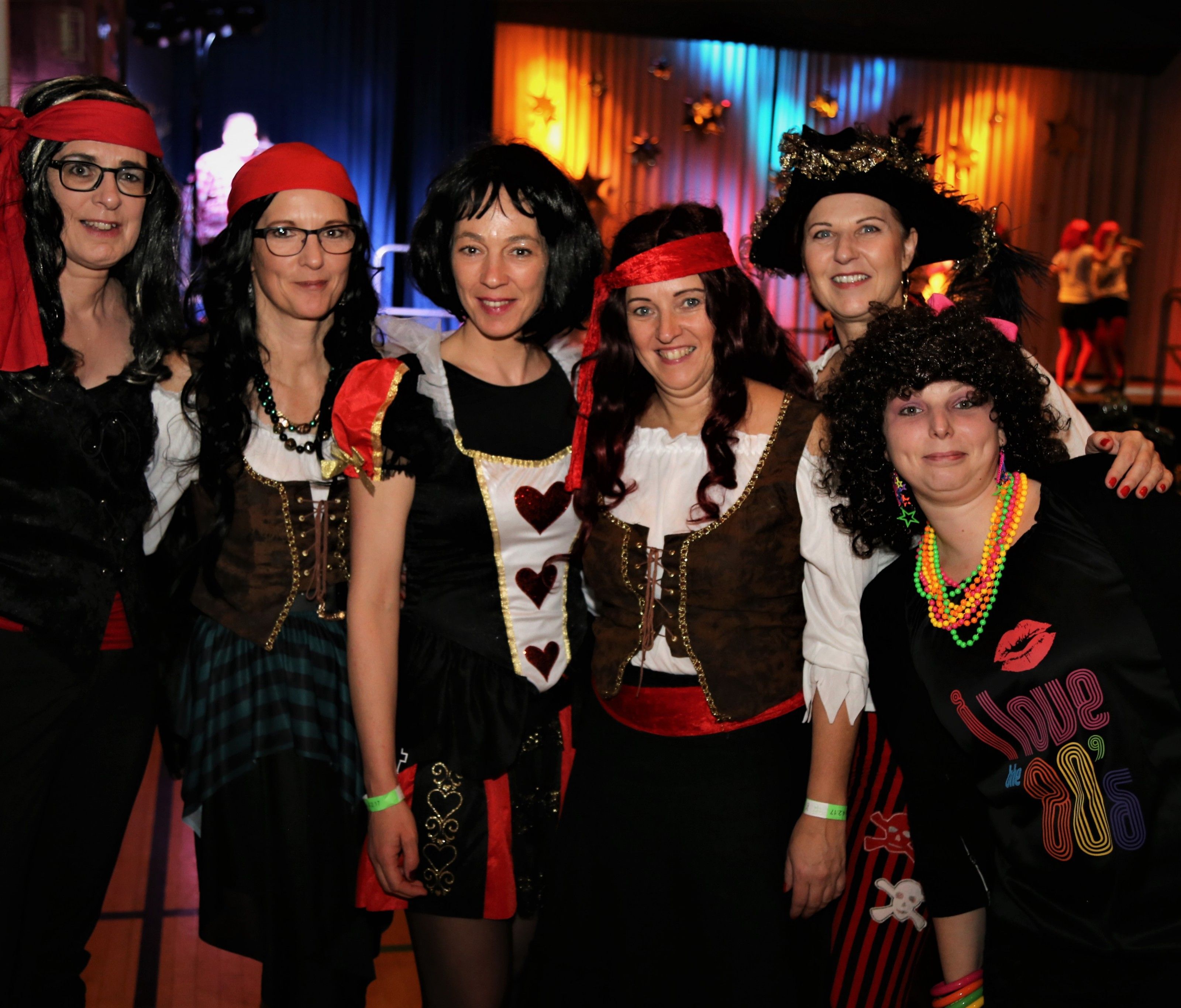 Erst beim Frauenkränzle ausgiebig gefeiert, dann richtig krachen lassen beim Ball am Abend. Erst beim Frauenkränzle ausgiebig gefeiert, dann richtig krachen lassen beim Ball am Abend.