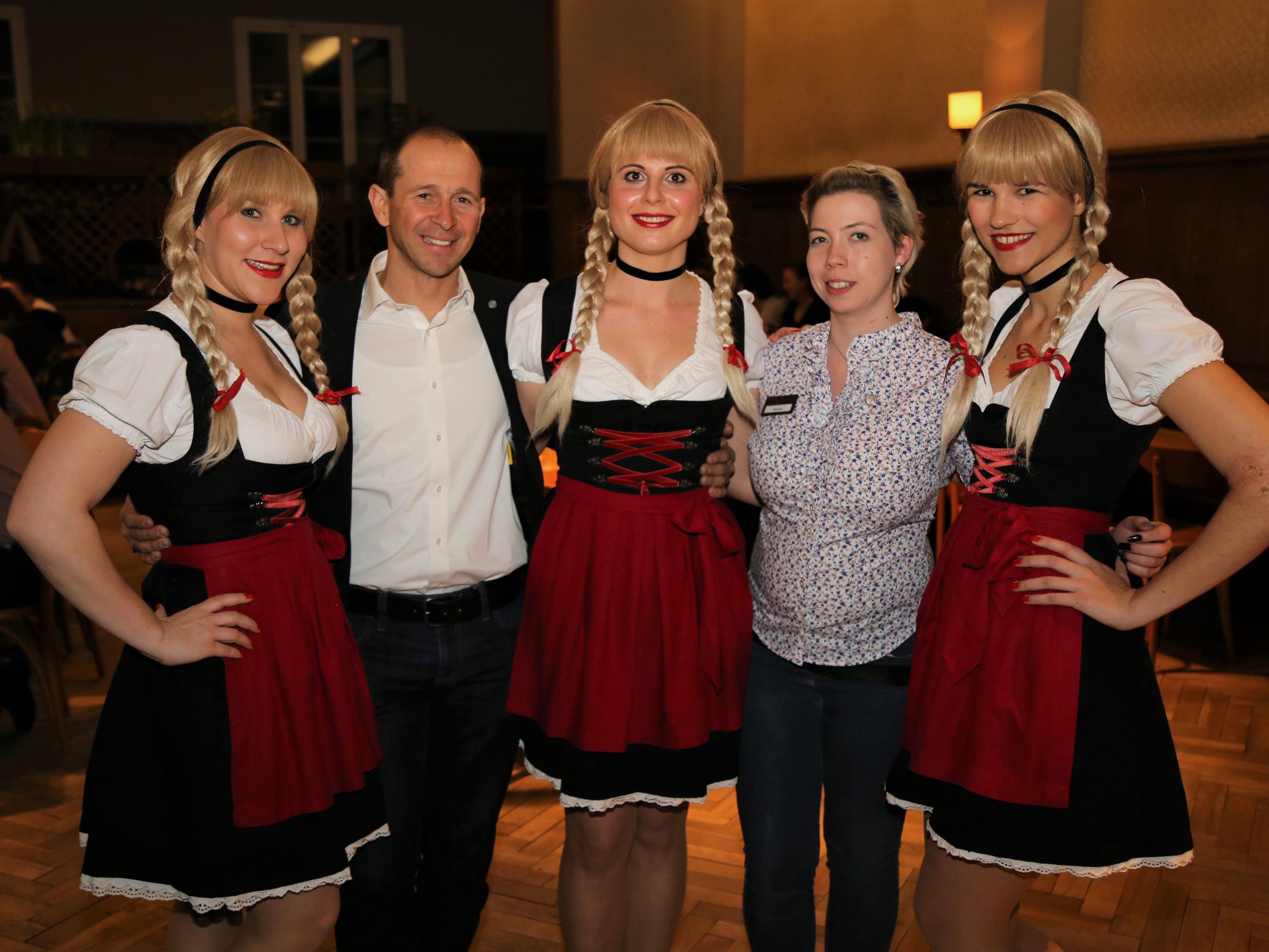 Die „Drei Schwestern“ mit Frastanzer-Geschäftsführer Kurt Michelini und der neuen Löwen-Wirtin Patricia Lins.