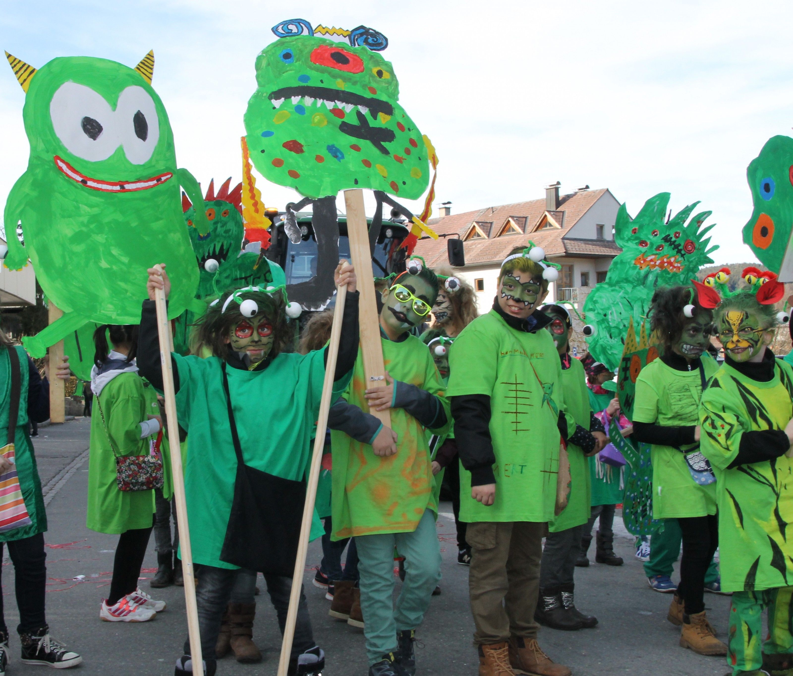Straßenbegrünung mit Fröschen und Bäumen Straßenbegrünung mit Fröschen und Bäumen