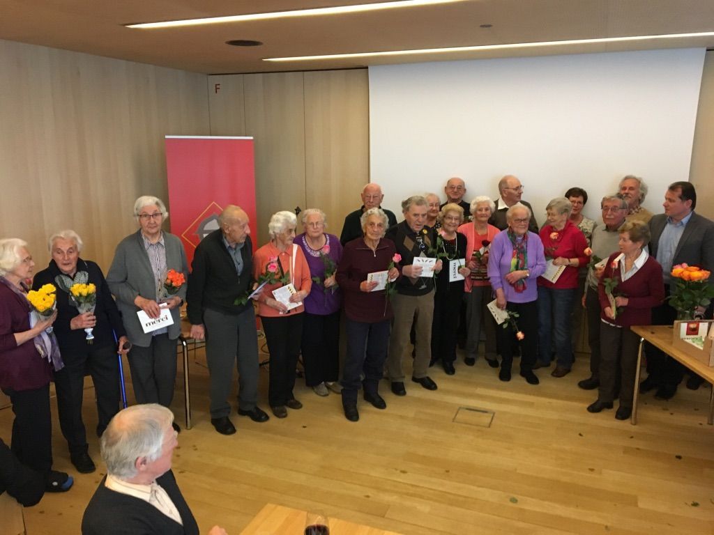 Ein schöner Anblick, wenn gefeiert wird. Herzlichen Glückwunsch! Ein schöner Anblick, wenn gefeiert wird. Herzlichen Glückwunsch!