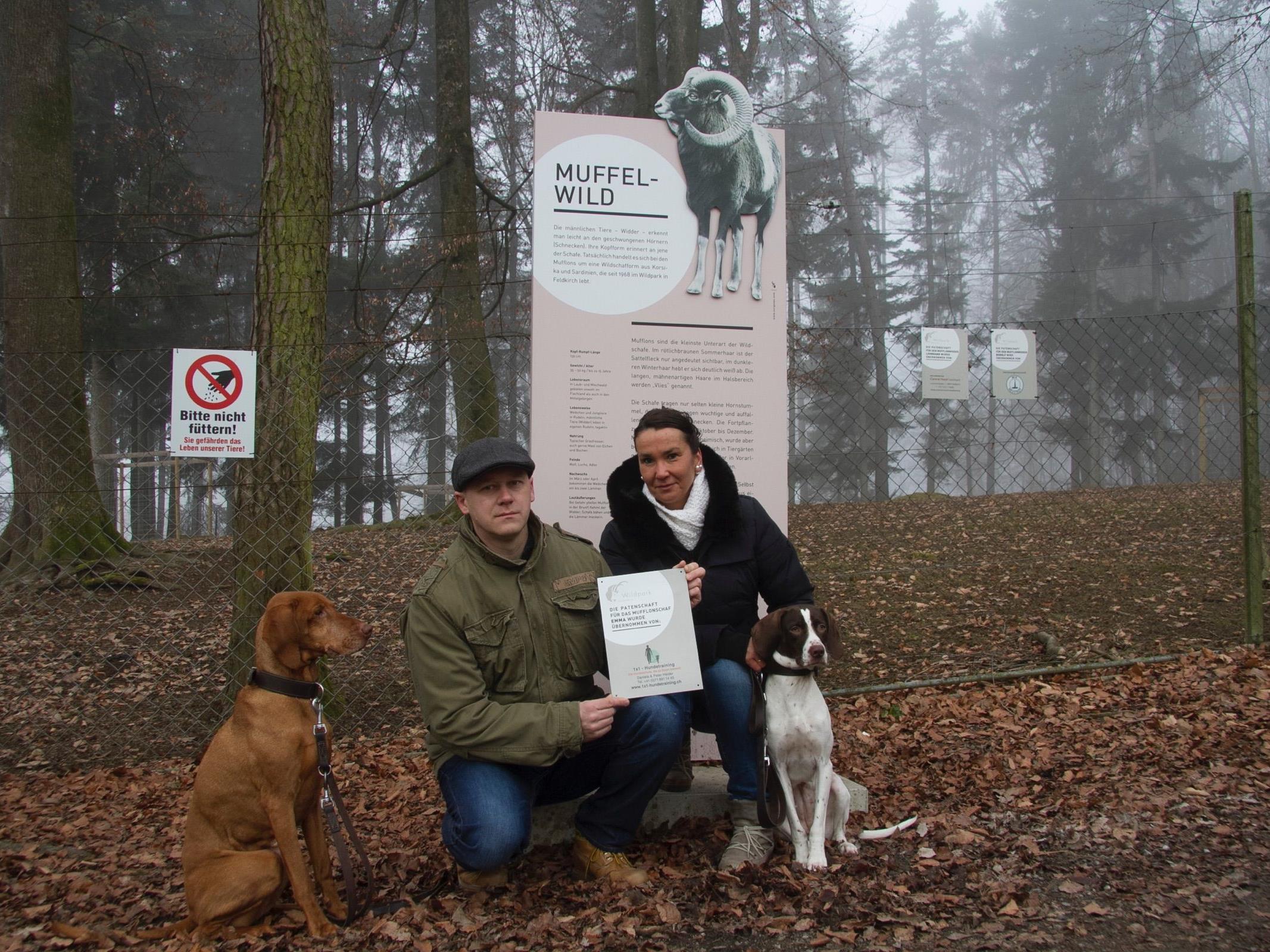 Bei der Übergabe der Patenschaftstafel wurden Daniela und Peter Heider von ihrem Hund Tibor von der Rasse Magyar Vizsla und der Mischlingshündin Ellie begleitet.