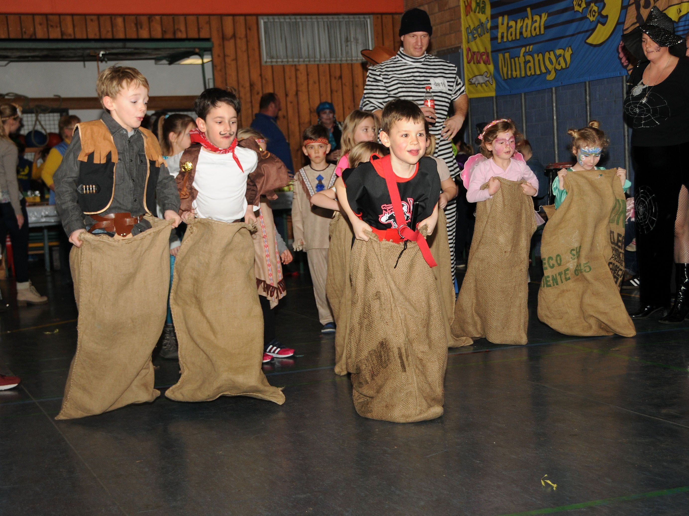 Viel Spaß beim Sackhüpf-Bewerb, den die Hardar Mufängar zum Kinderball 20127 durchführten. Viel Spaß beim Sackhüpf-Bewerb, den die Hardar Mufängar zum Kinderball 20127 durchführten.