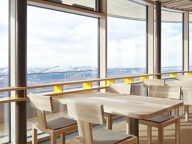 Sonderanfertigungen von Längle Hagspiel ermöglichen individuelle Details: Bei diesem Modell ist in die Rückenlehne der Schriftzug „2224 Nebelhorn“ eingefräst. Sonderanfertigungen von Längle Hagspiel ermöglichen individuelle Details: Bei diesem Modell ist in die Rückenlehne der Schriftzug „2224 Nebelhorn“ eingefräst.