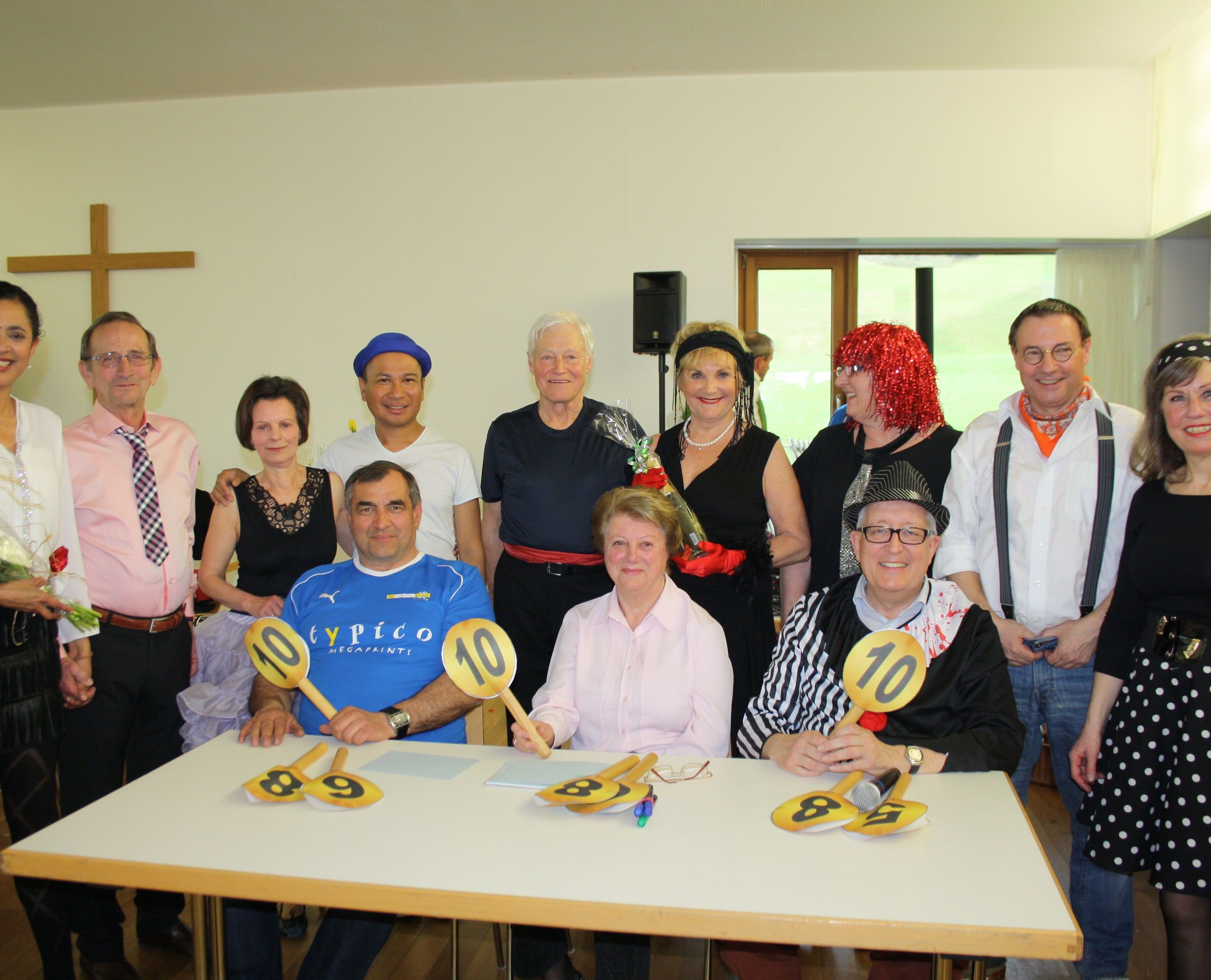 Riesenapplaus gab es für die schwungvollen Auftritte der „Lochauer Dancing Stars“ und die ganz spezielle Bewertung der international besetzten „ORF-Jury“. Riesenapplaus gab es für die schwungvollen Auftritte der „Lochauer Dancing Stars“ und die ganz spezielle Bewertung der international besetzten „ORF-Jury“.