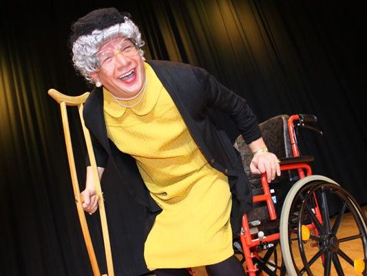 "Oma Lilli kommt..." erneut und begeistert in sehr humorvoller Weise. "Oma Lilli kommt..." erneut und begeistert in sehr humorvoller Weise.