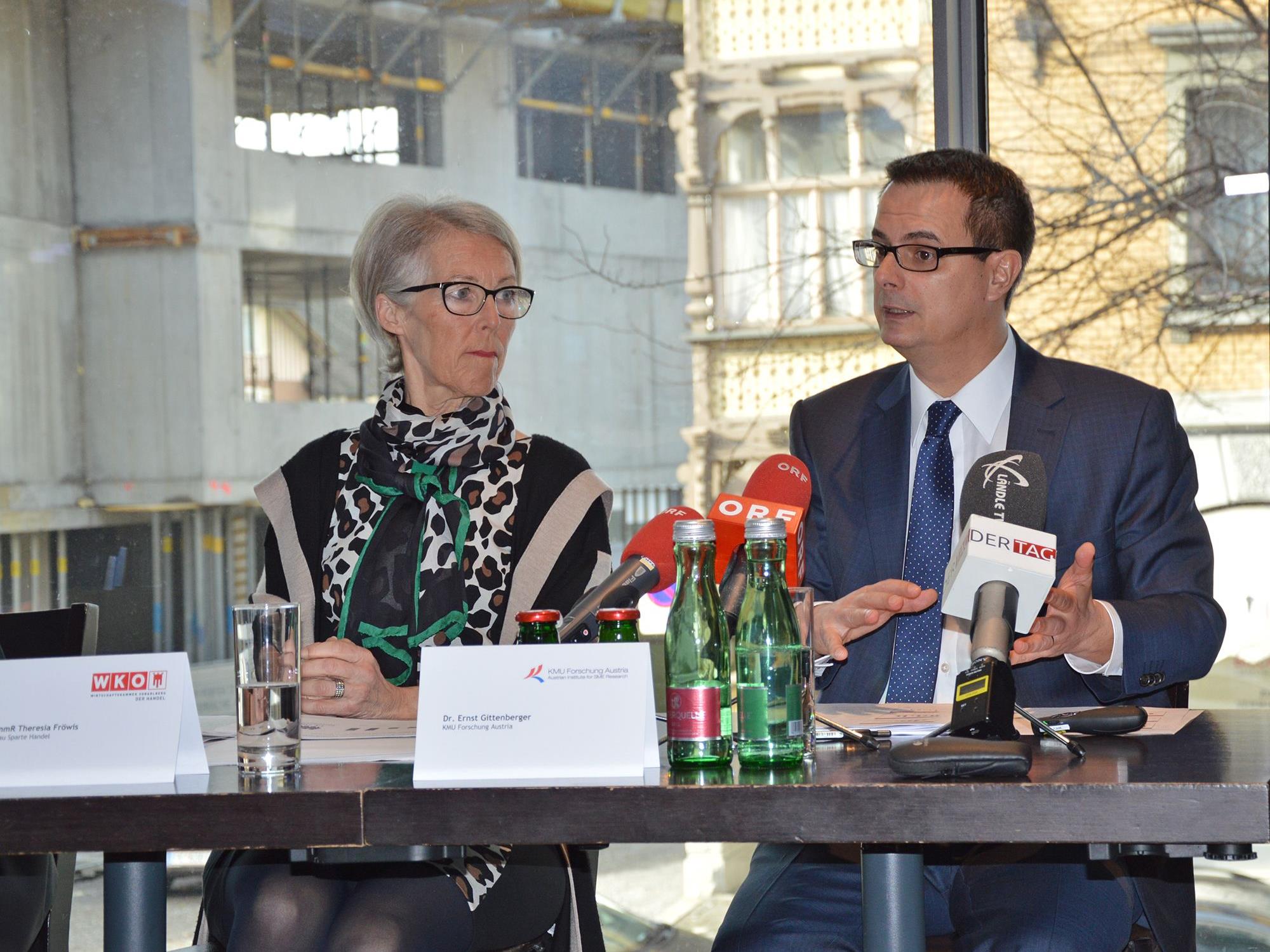 Theresia Fröwis und Ernst Gittenberger stellen die Jahresbilanz des Vorarlberger Einzelhandels vor.