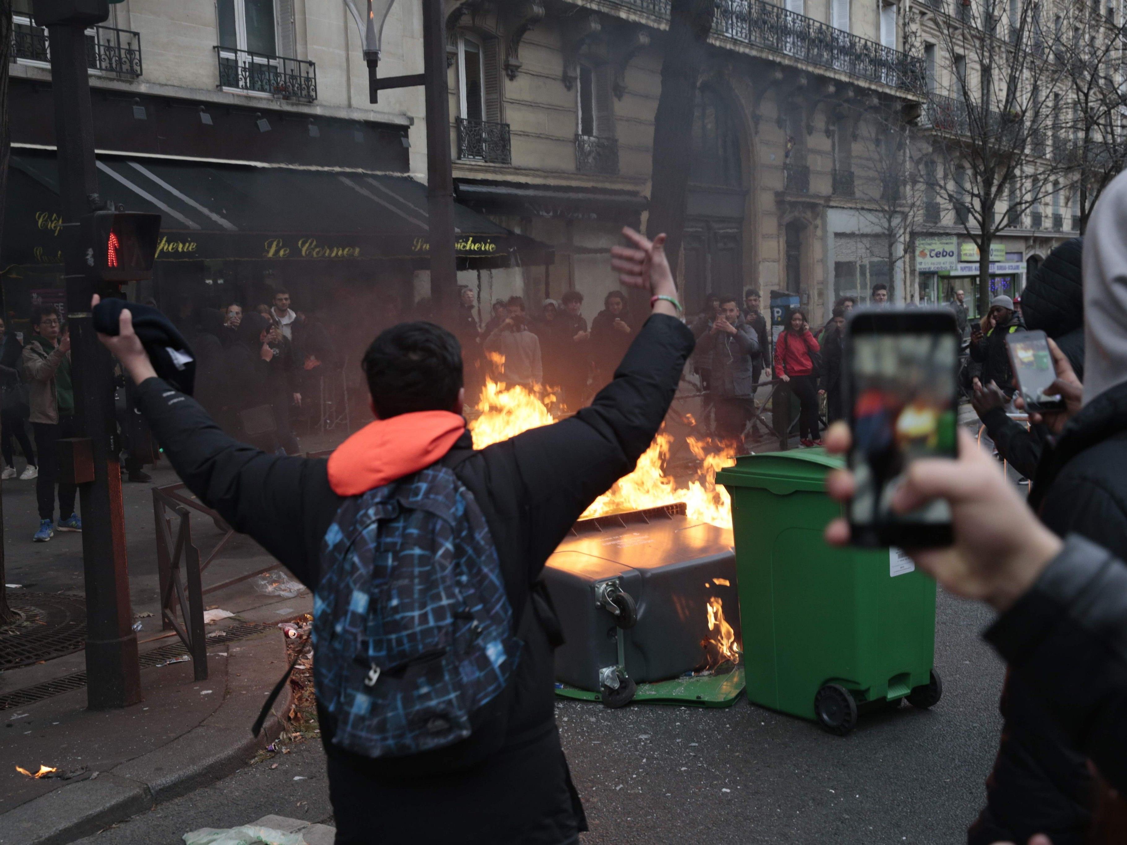 Schüler protestieren in Paris gegen Polizeigewalt.