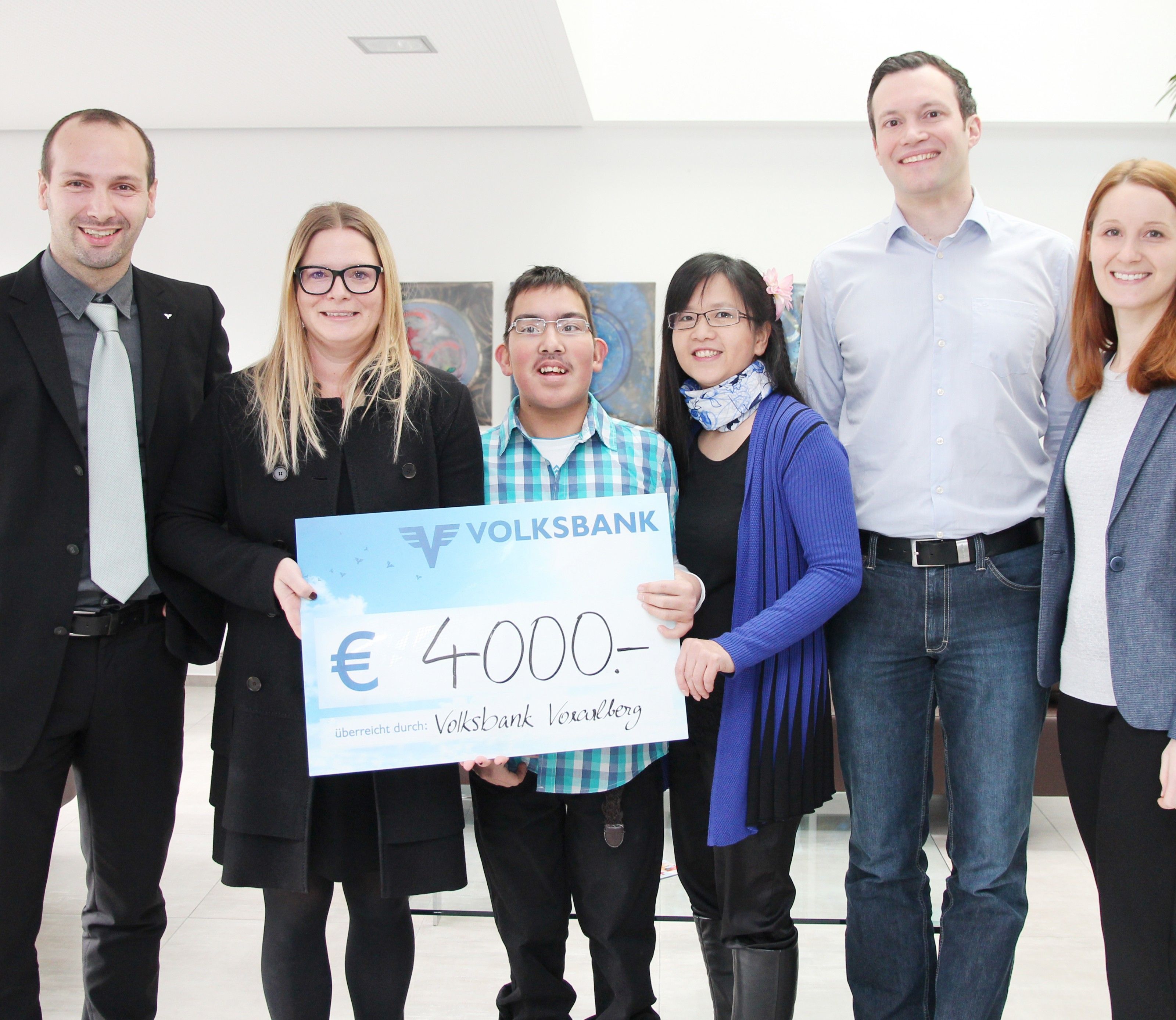 MitarbeiterInnen der Volksbank Vorarlberg überreichten die Weihnachtsspende. v.li.: Ronnie Meier, Simona Endres-Unterlechner (beide VVB), Fabian und seine Mutter Ngoc Bich Fink, sowie Sebastian Simma und Cornelia Lins (beide VVB). MitarbeiterInnen der Volksbank Vorarlberg überreichten die Weihnachtsspende. v.li.: Ronnie Meier, Simona Endres-Unterlechner (beide VVB), Fabian und seine Mutter Ngoc Bich Fink, sowie Sebastian Simma und Cornelia Lins (beide VVB).