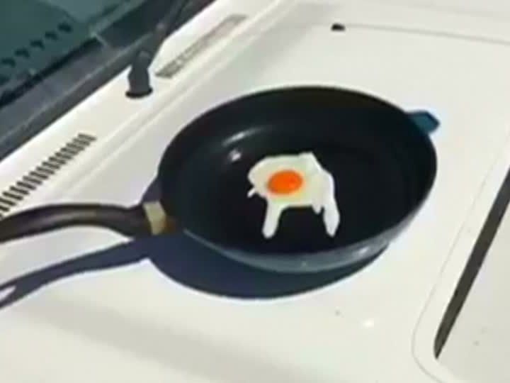 Ein australischer Polizist brät sich ein Spiegelei auf seiner Motorhaube. Ein australischer Polizist brät sich ein Spiegelei auf seiner Motorhaube.