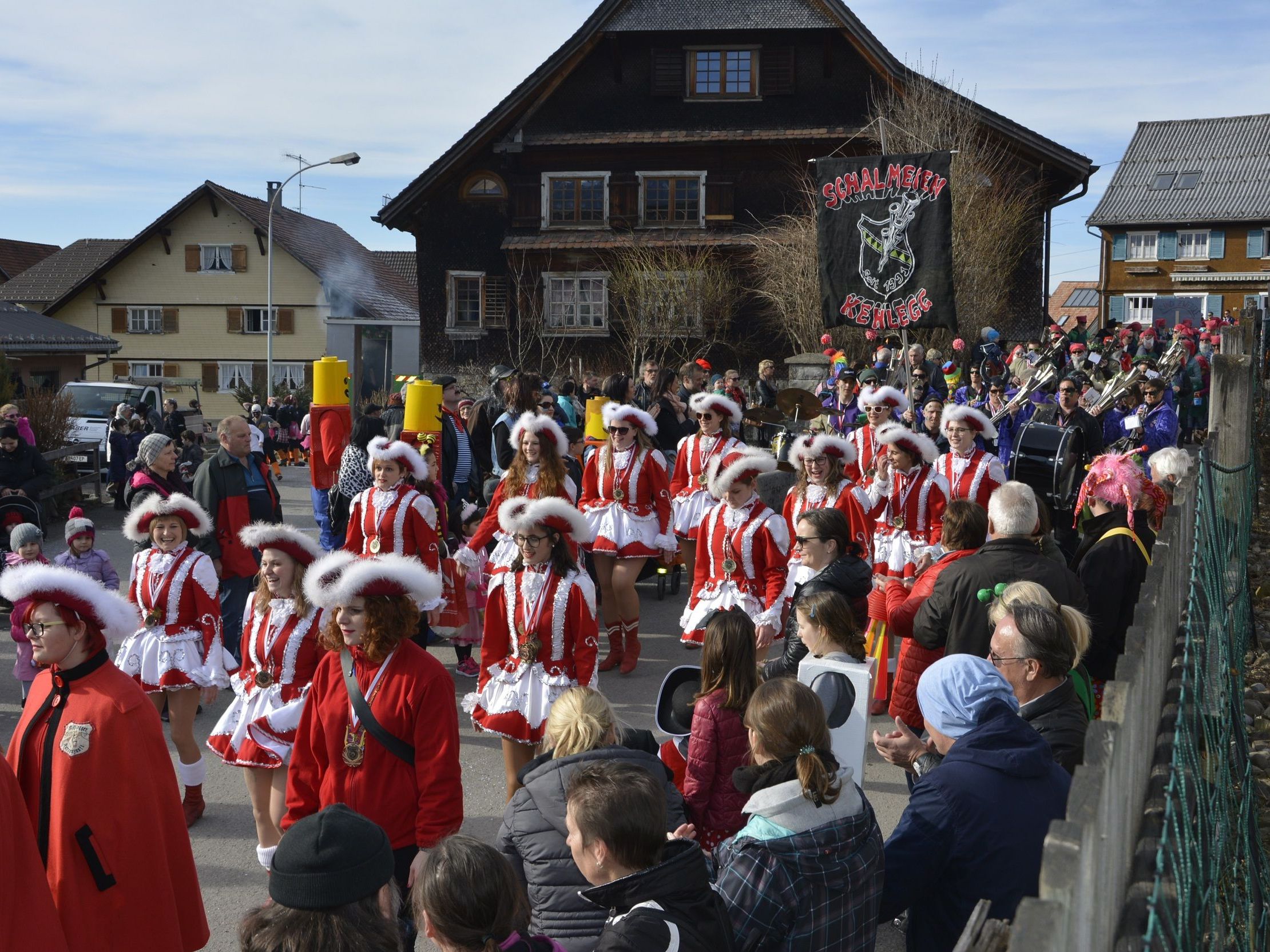 Farbenprächtiger Umzug zum Jubiläum: 50 Jahre Narrenzunft Kehlegg Farbenprächtiger Umzug zum Jubiläum: 50 Jahre Narrenzunft Kehlegg