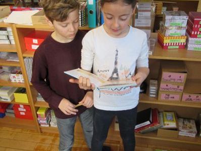 Lernen mit Spaß – die „Balance Boards“ unterstützen die Nenzinger Volksschüler dabei. Lernen mit Spaß – die „Balance Boards“ unterstützen die Nenzinger Volksschüler dabei.