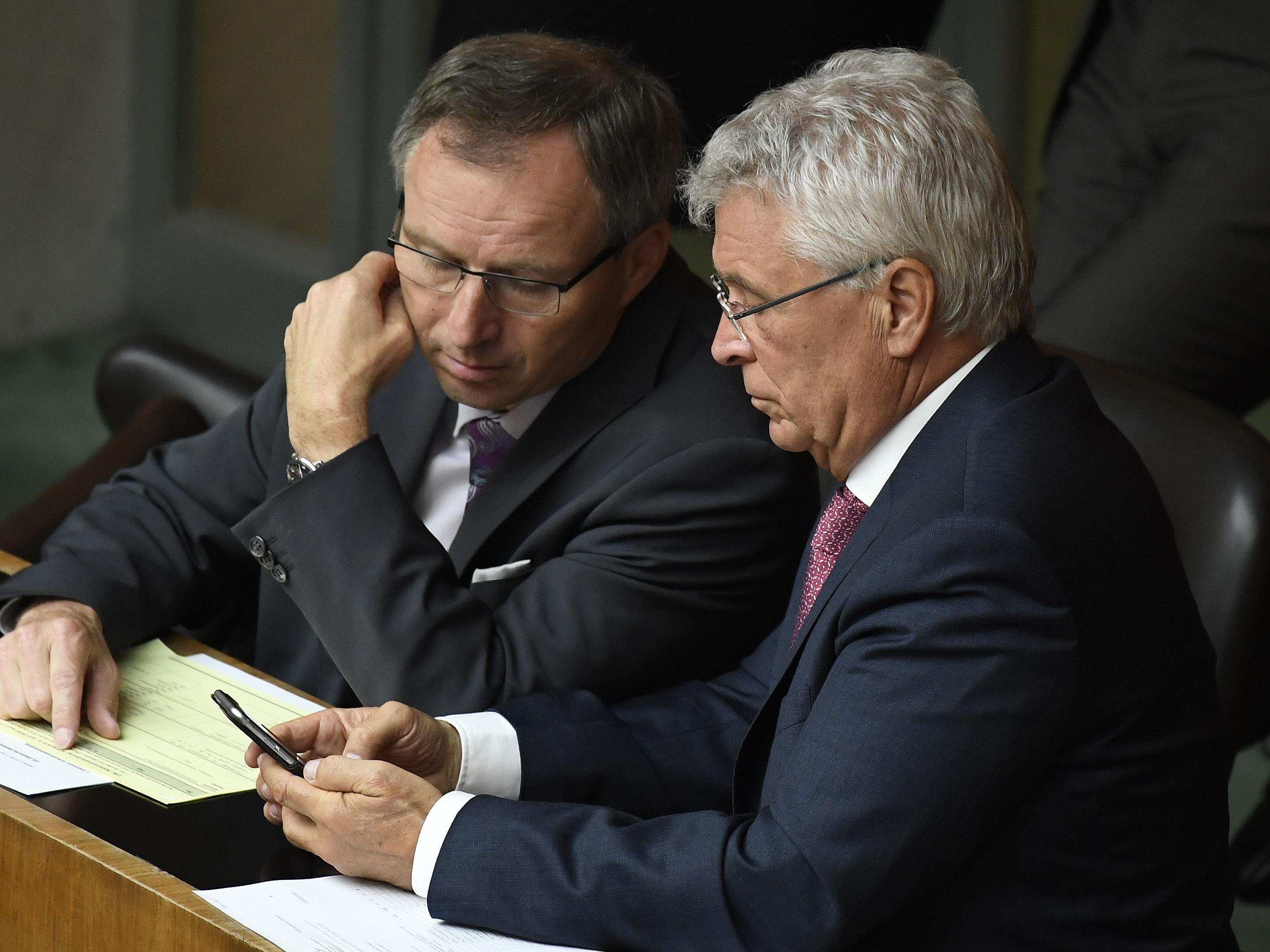 FPÖ-Abgeordneter Klinger (L.) übt Kritik an Regierungsausgaben