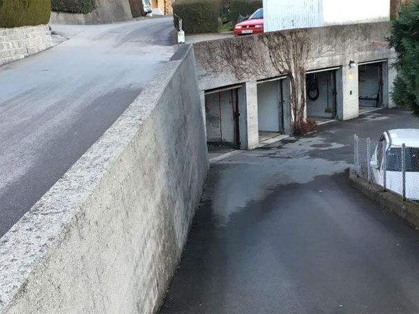 Die Mauer hat eine Höhe von 3,50 Meter. Die Mauer hat eine Höhe von 3,50 Meter.