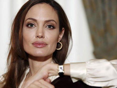 Angelina Jolie äußert sich erstmals zu ihrem Ehe-Aus. Angelina Jolie äußert sich erstmals zu ihrem Ehe-Aus.