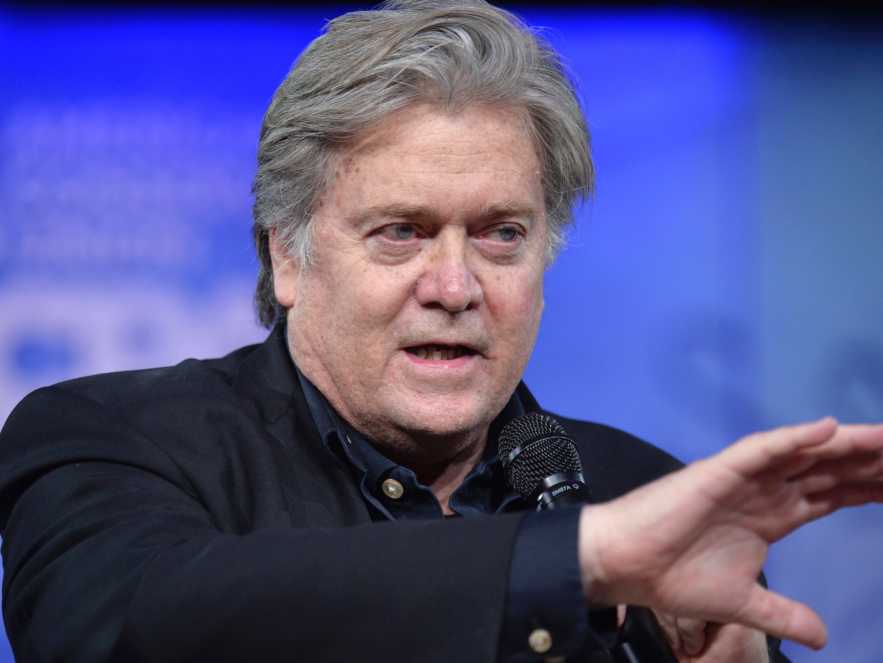 Bei seinem ersten öffentlichen Auftritt verteidigte Donald Trumps Chef-Stratege Steve Bannon die Politik des US-Präsidenten und rief zum Kampf gegen die Medien auf. Bei seinem ersten öffentlichen Auftritt verteidigte Donald Trumps Chef-Stratege Steve Bannon die Politik des US-Präsidenten und rief zum Kampf gegen die Medien auf.