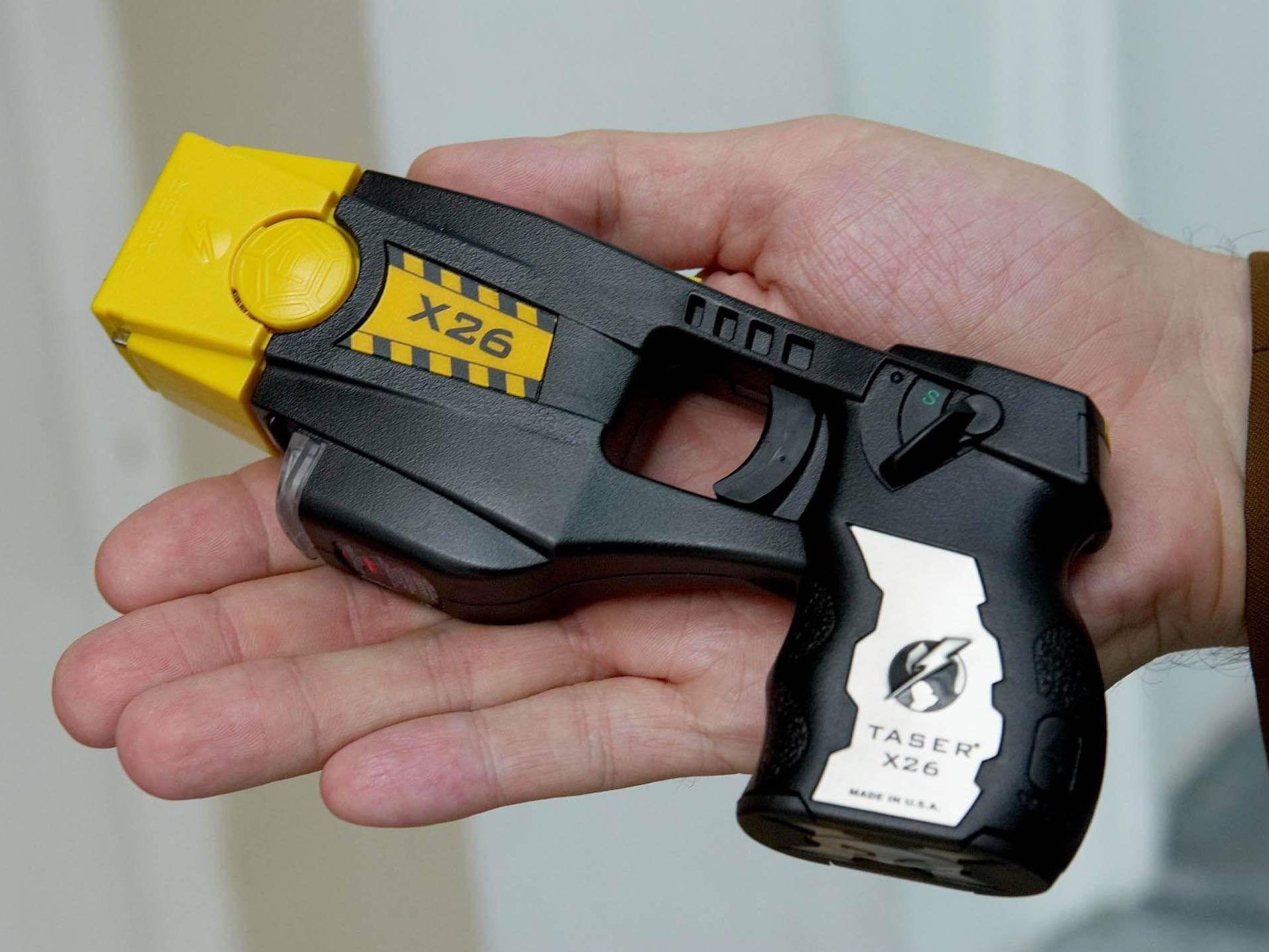 Mit einem Elektroschocker ging das Pärchen vor Mit einem Elektroschocker ging das Pärchen vor