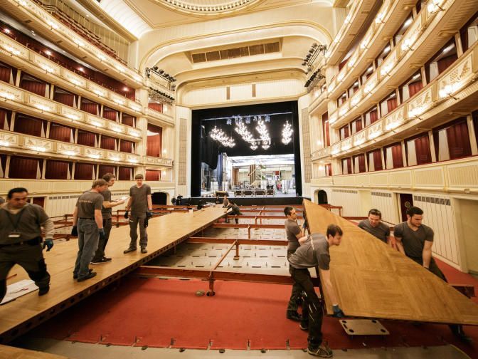 Die Staatsoper verwandelt sich wieder in einen Ballsaal. Die Staatsoper verwandelt sich wieder in einen Ballsaal.