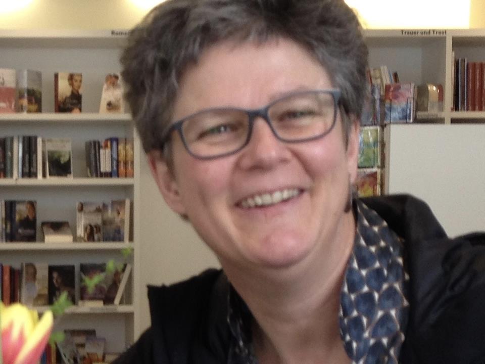 Hildegard Aepli spricht in der Buchhandlung ARCHE zum Stand des Projektes: "Kirche mit* den Frauen"