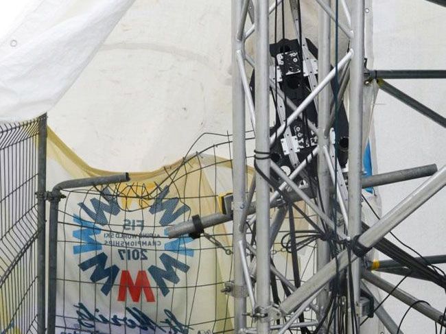 Der untere Teil der demolierten Seilkamera. Der untere Teil der demolierten Seilkamera.