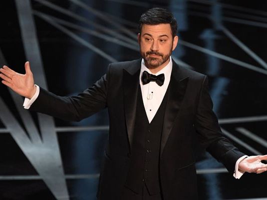 Auch Moderator Jimmy Kimmel nahm Bezug auf verschiedene Aspekte von Trumps Politik. Auch Moderator Jimmy Kimmel nahm Bezug auf verschiedene Aspekte von Trumps Politik.