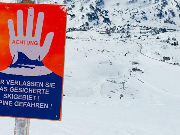 Ein Skischüler,der bei einem Lawinenabgang verletzt wurde, klagt Schadensersatz bei einer Skischule ein.