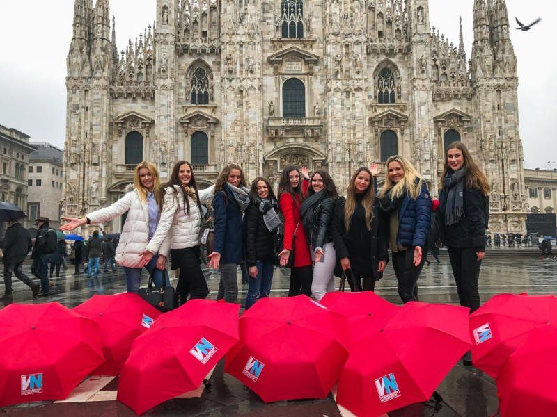 Shooting im Regen: Die Misswahl-Anwärterinnen wurden vor dem Mailänder Dom abgelichtet.