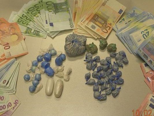 Drogen und Bargeld wurden sichergestellt Drogen und Bargeld wurden sichergestellt