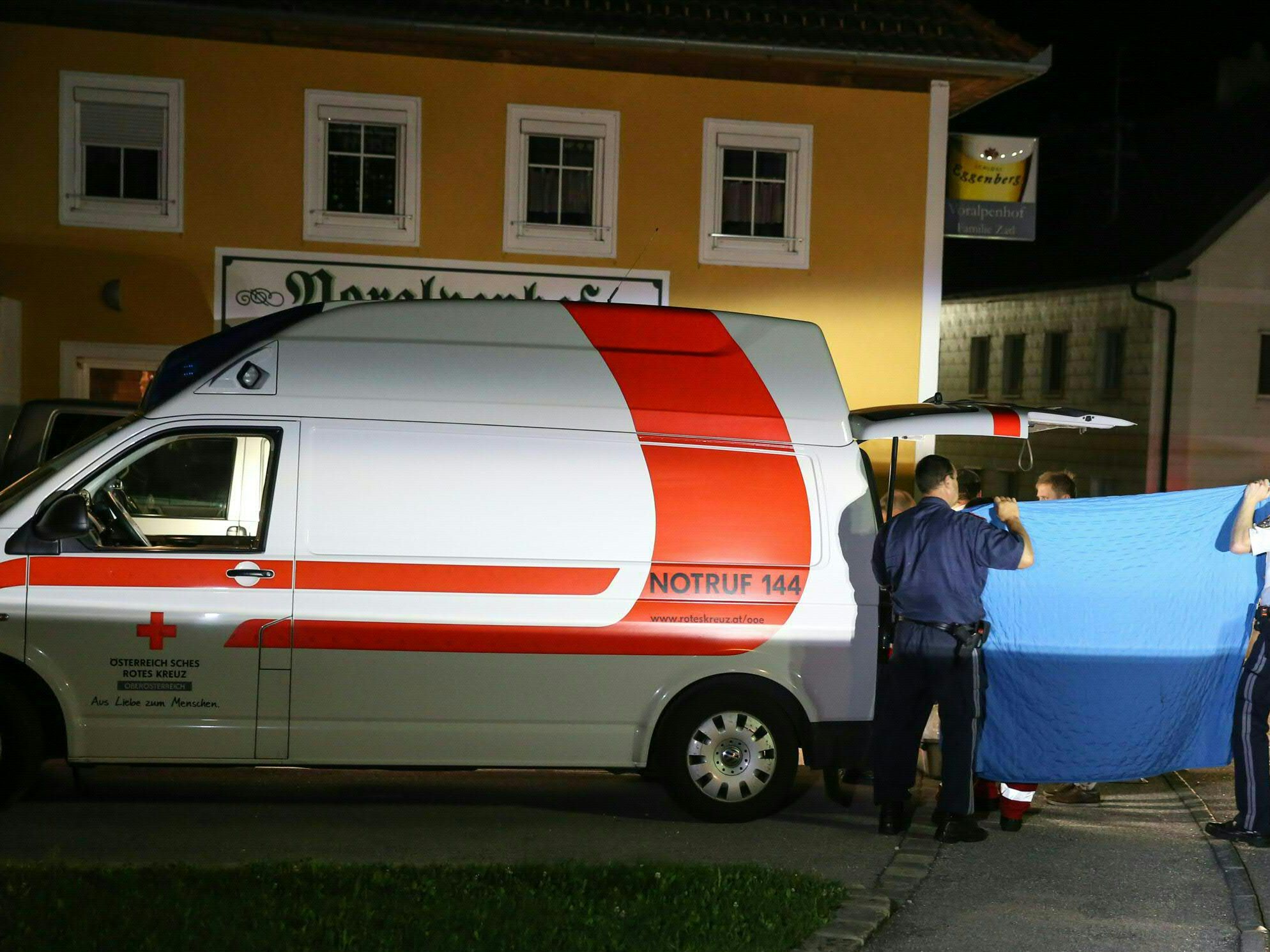 Im Stiegenhaus eines Mehrparteienhauses ist in der Nacht auf Samstag, 30. Juli 2016, eine schwer verletzte, gut 50-jährige Frau aufgefunden worden und verstarb wenig später an Ort und Stelle. Im Stiegenhaus eines Mehrparteienhauses ist in der Nacht auf Samstag, 30. Juli 2016, eine schwer verletzte, gut 50-jährige Frau aufgefunden worden und verstarb wenig später an Ort und Stelle.