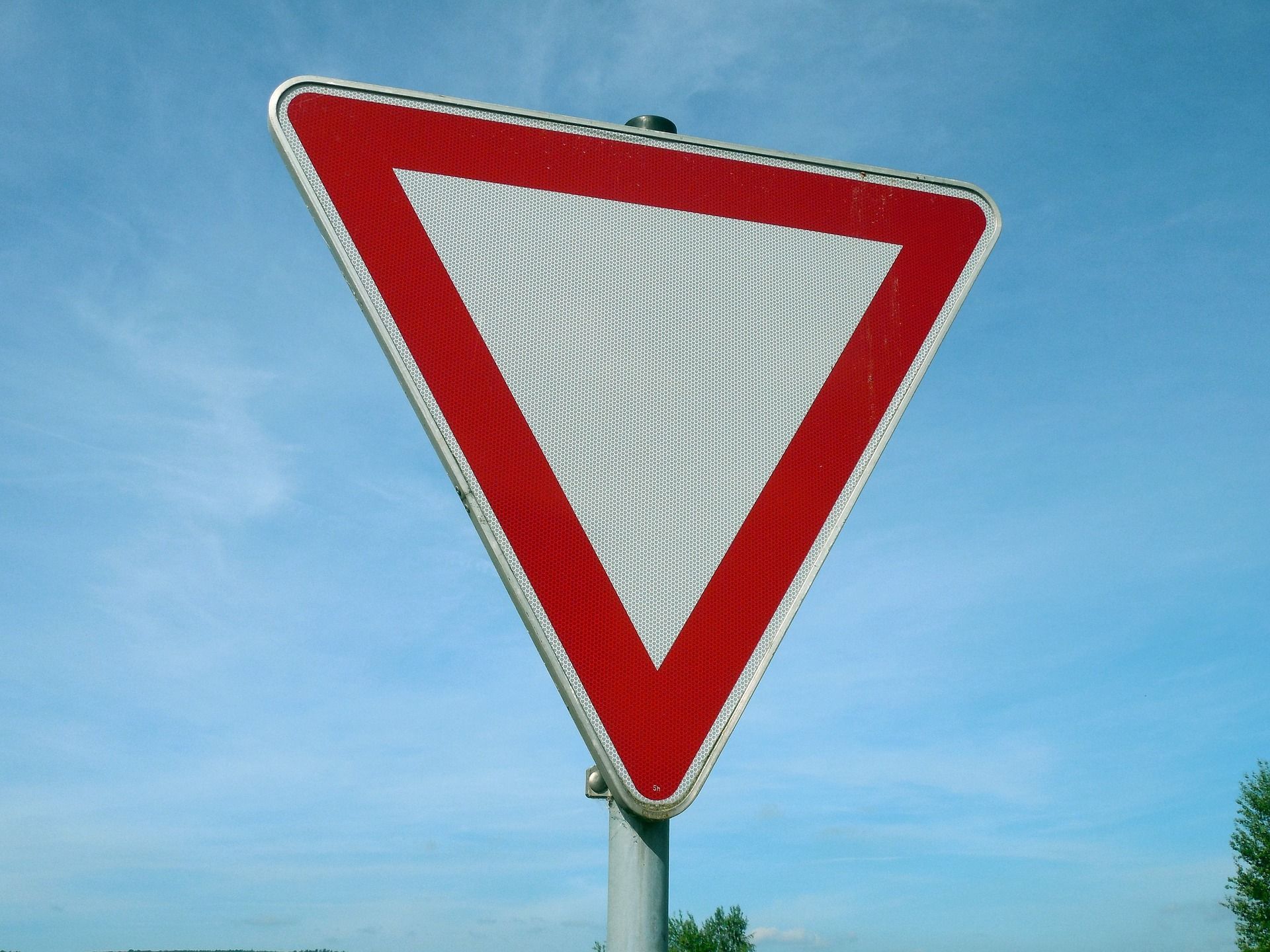Die Passantin wurde von einem "Vorrang geben"-Schild getroffen. Die Passantin wurde von einem "Vorrang geben"-Schild getroffen.